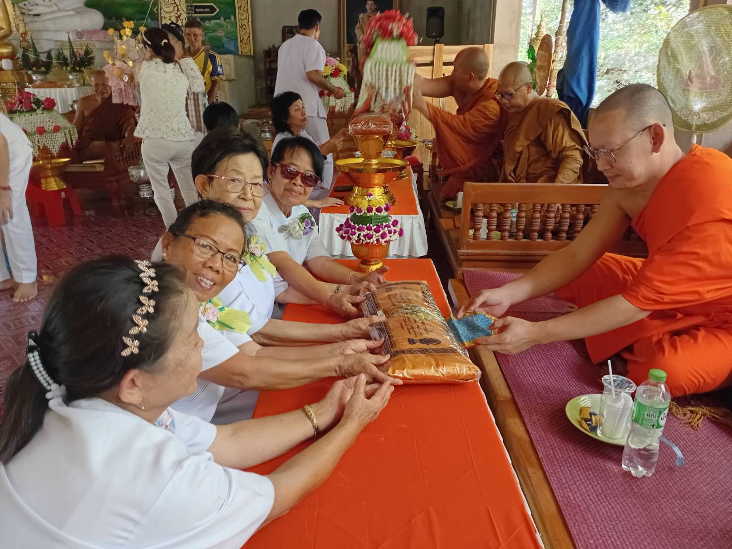 ภาพร่วมพิธีกรรมสำนักปฏิบัติธรรม ท.แสงประทีปธรรมอร่ามวงศ์