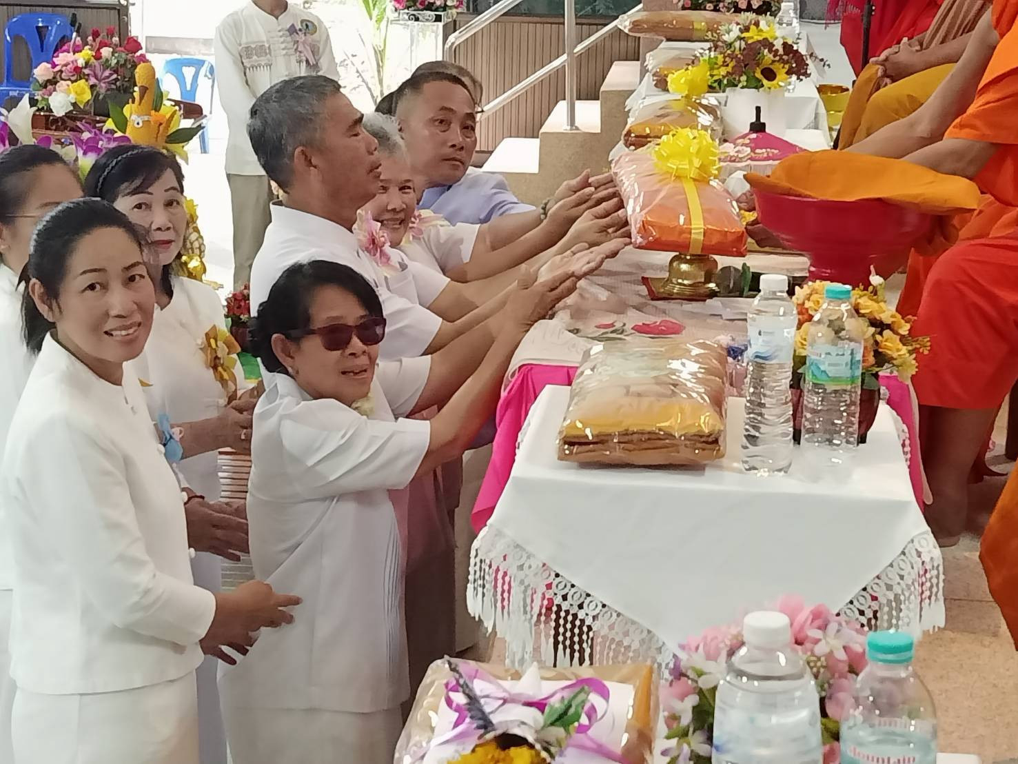 ภาพร่วมพิธีกรรมวัดบ้านหล่าย