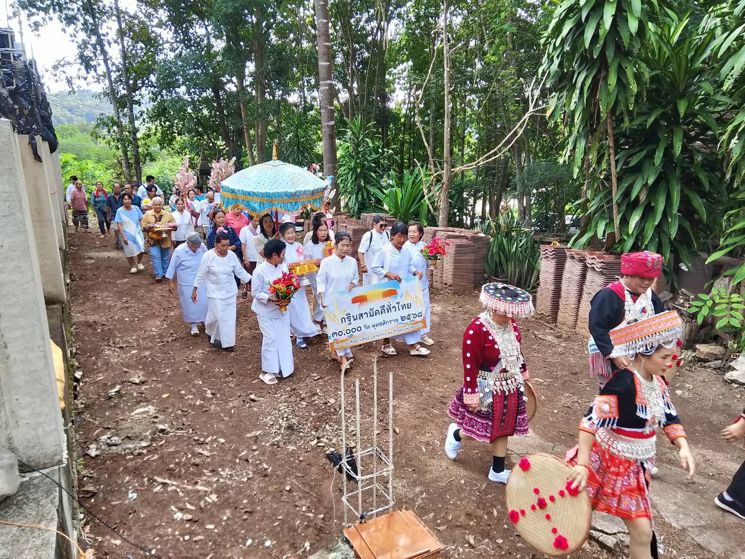 ภาพร่วมขบวนกฐินที่พักสงฆ์ชนแดน