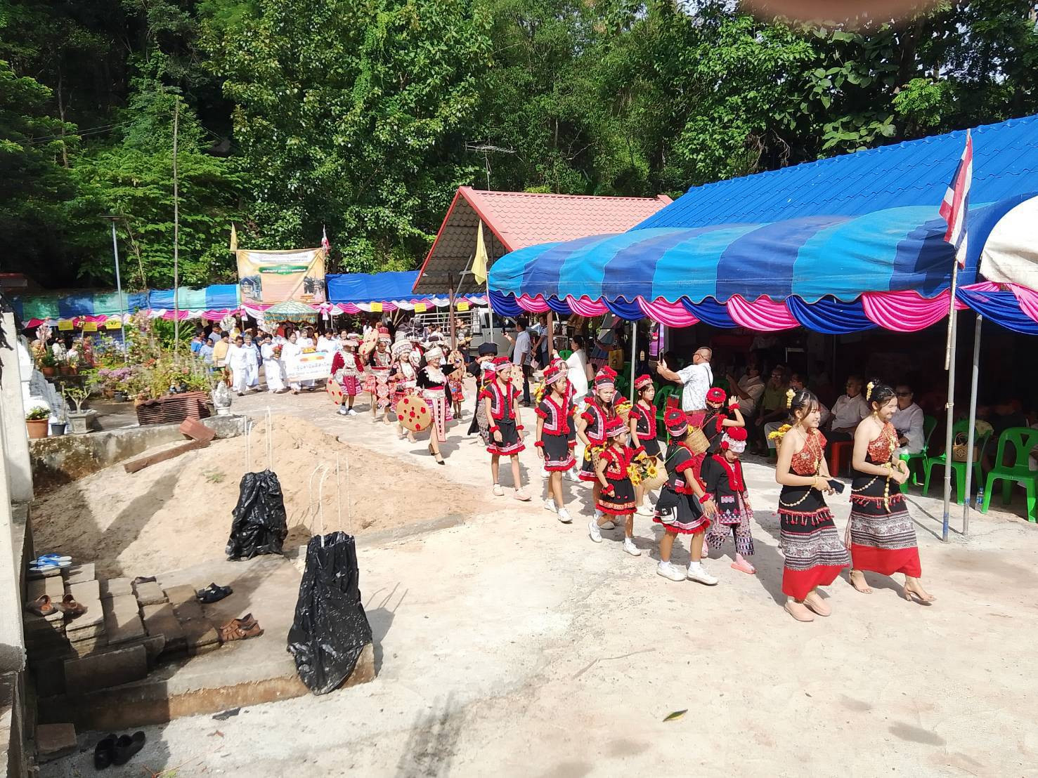 ภาพร่วมพิธีกรรมที่พักสงฆ์ชนแดน