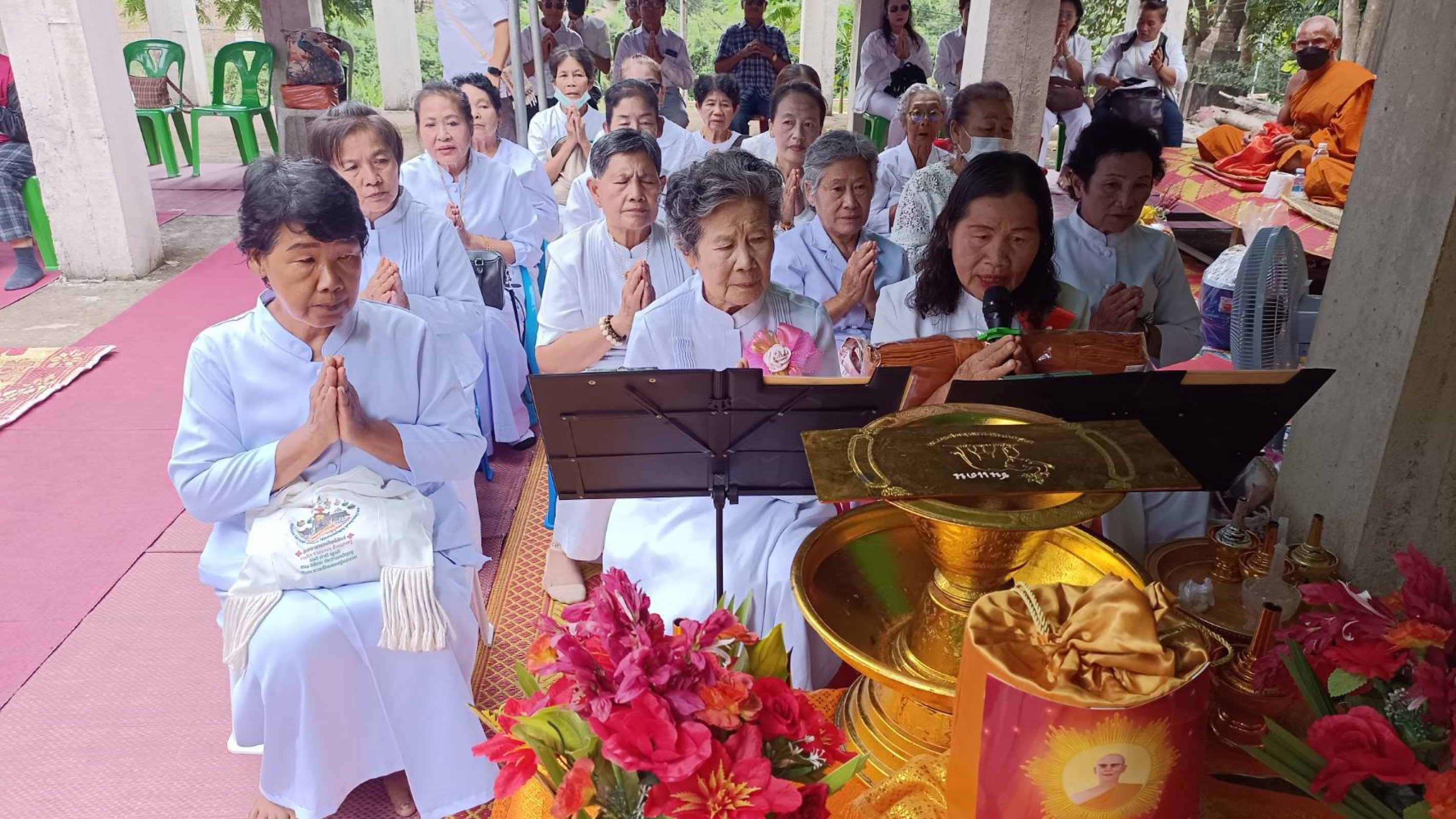 ภาพร่วมพิธีกรรมที่พักสงฆ์ชนแดน