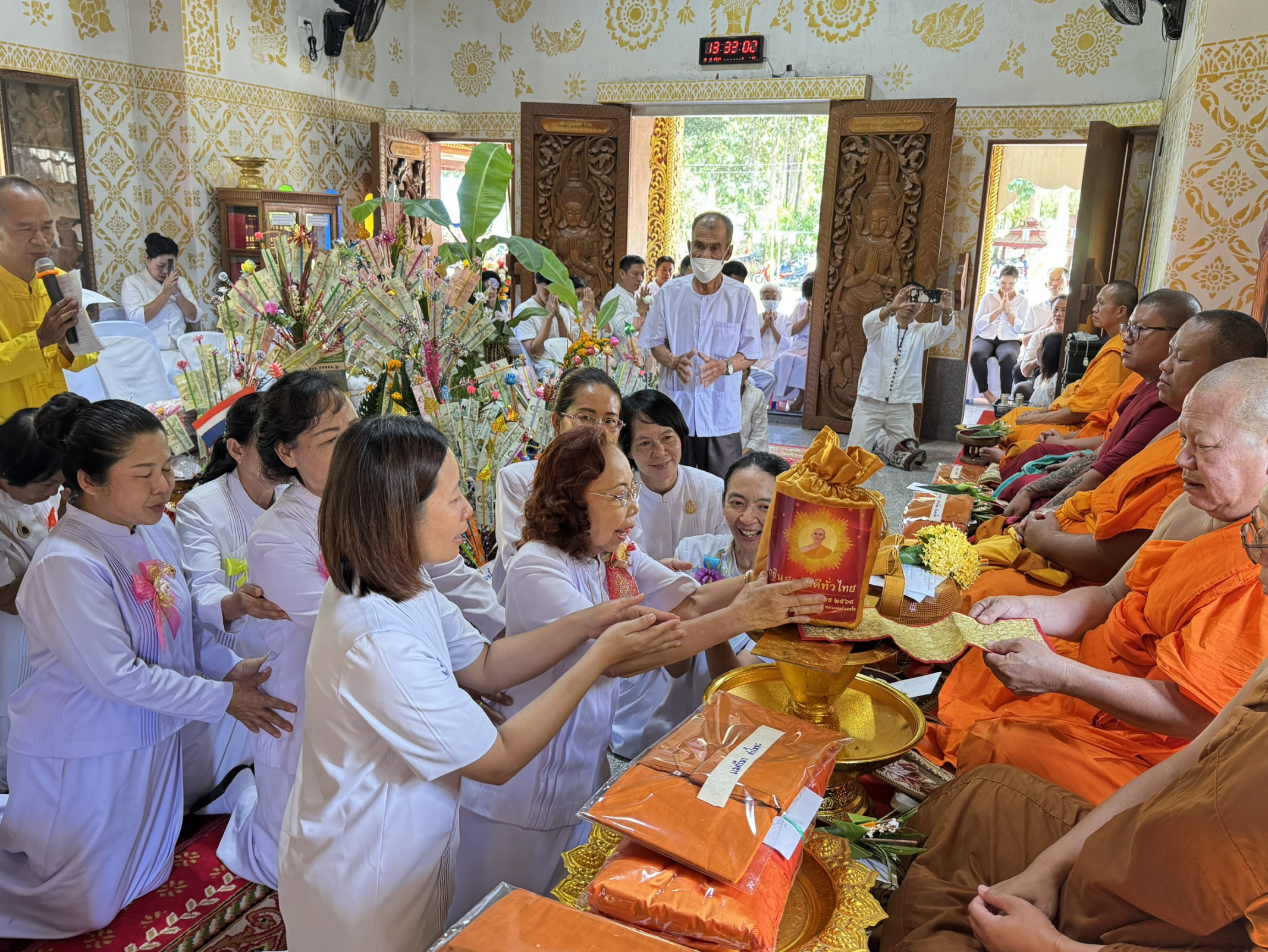 ภาพการถวายปัจจัยวัดแม่ปาง