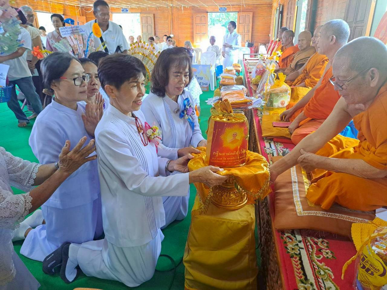 ภาพการถวายปัจจัยสำนักสงฆ์ม่อนตั้งข้าว