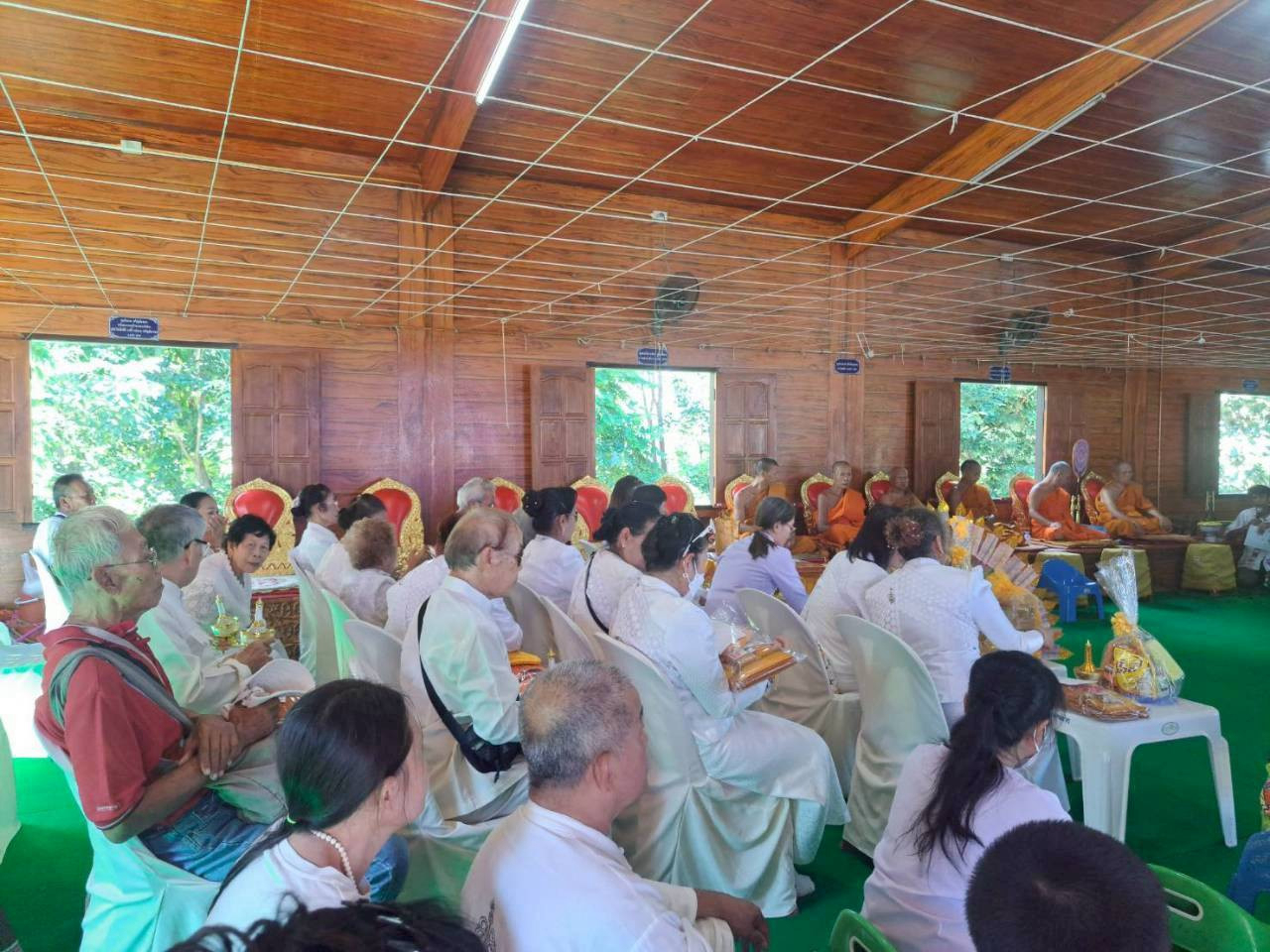 ภาพร่วมพิธีกรรมสำนักสงฆ์ม่อนตั้งข้าว