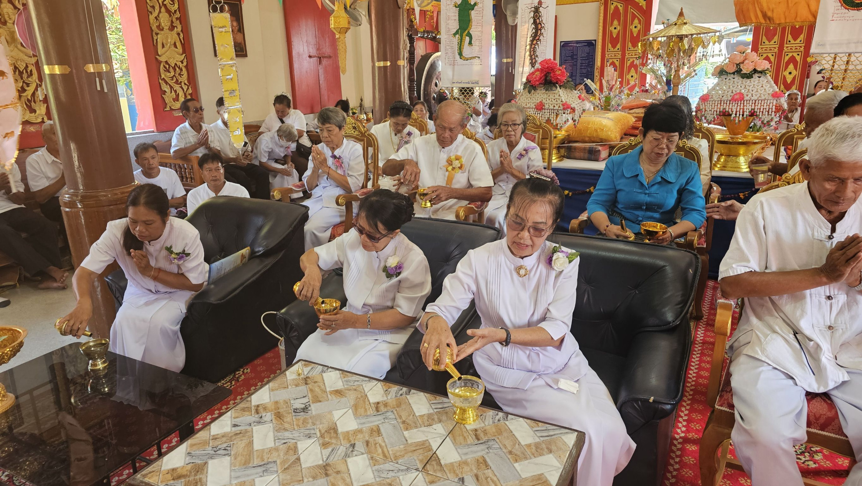 ภาพร่วมพิธีกรรมวัดบ้านแพะ