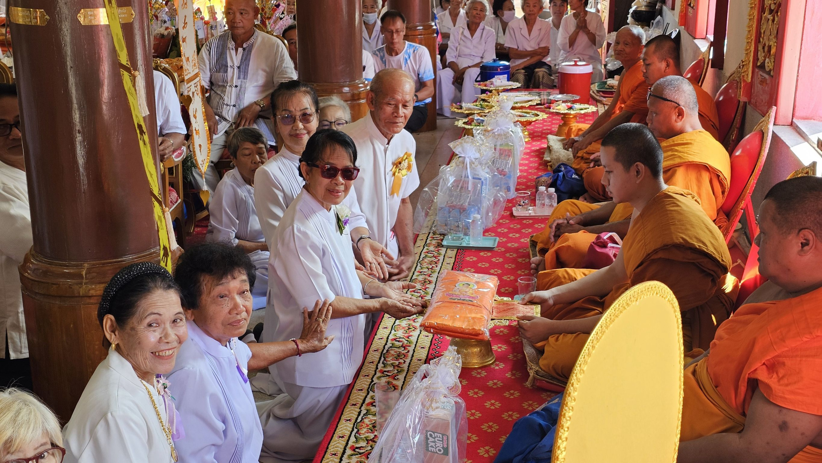 ภาพร่วมพิธีกรรมวัดบ้านแพะ