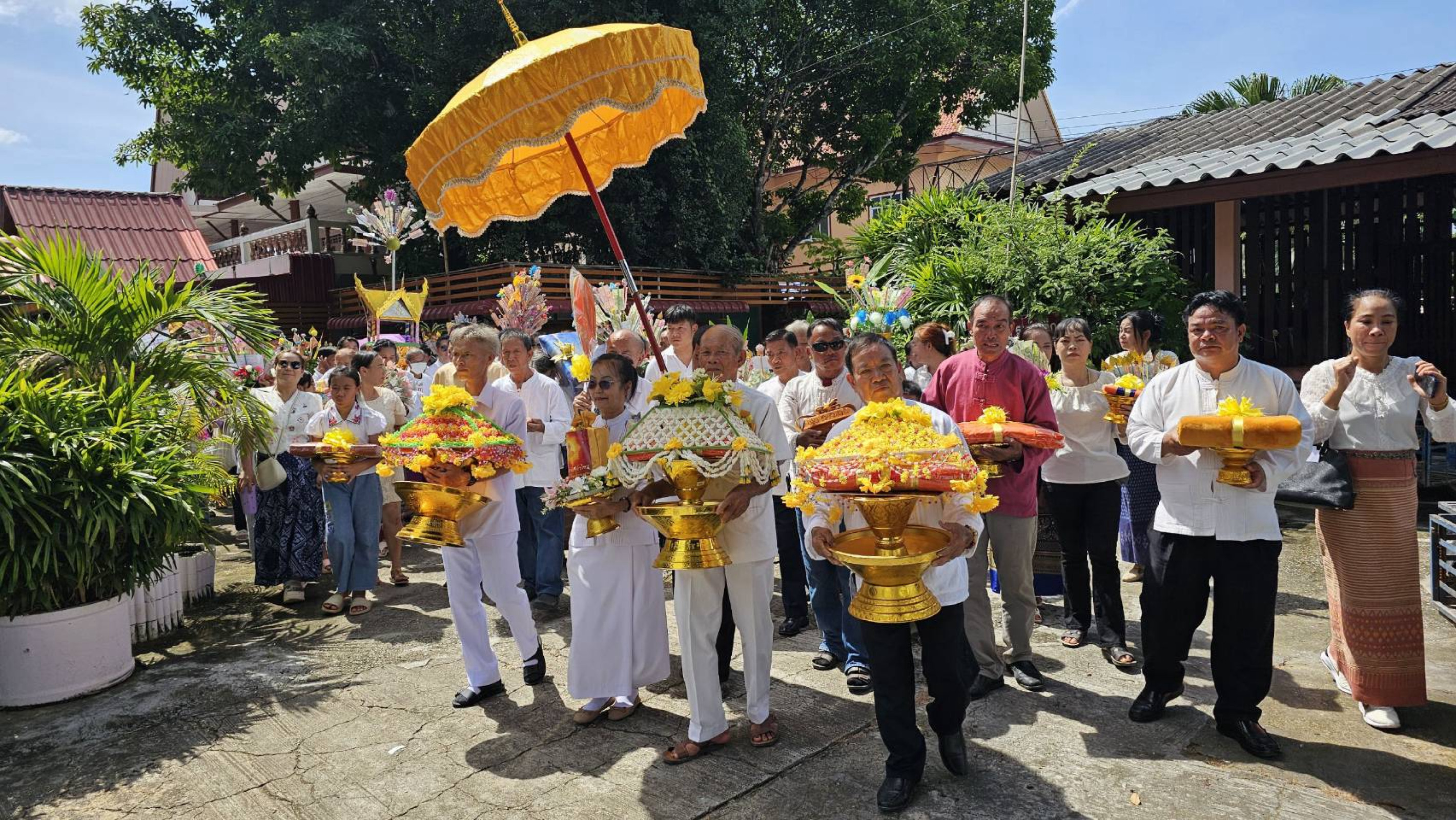 ภาพร่วมขบวนกฐินวัดอุมลอง