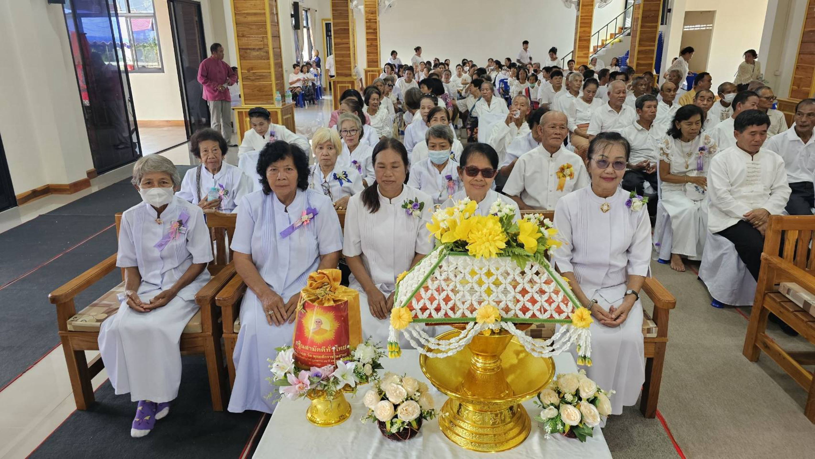 ภาพร่วมพิธีกรรมวัดอุมลอง