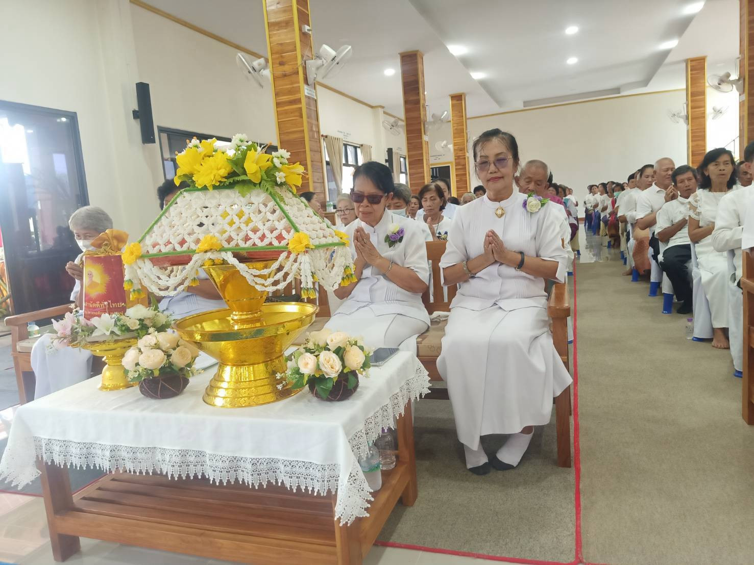 ภาพร่วมพิธีกรรมวัดอุมลอง