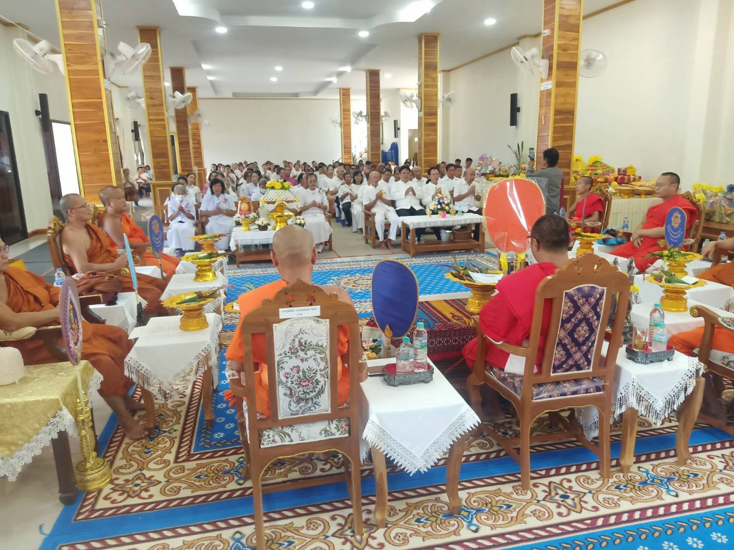 ภาพร่วมพิธีกรรมวัดอุมลอง