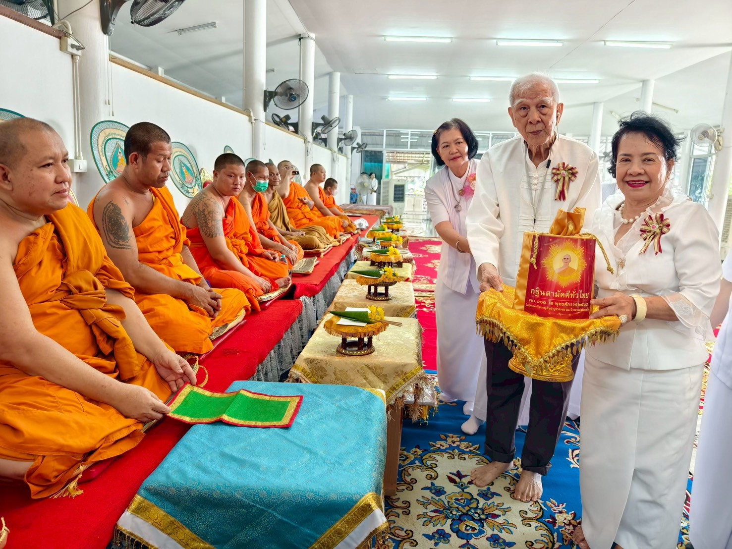 ภาพการถวายปัจจัยวัดศรีชุม