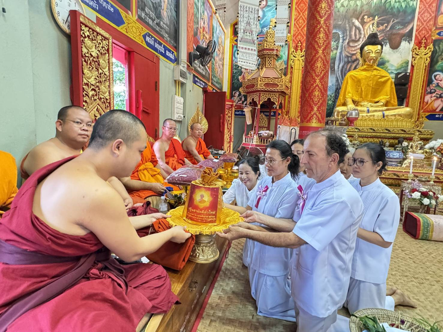 ภาพการถวายปัจจัยวัดดอนแก้ว