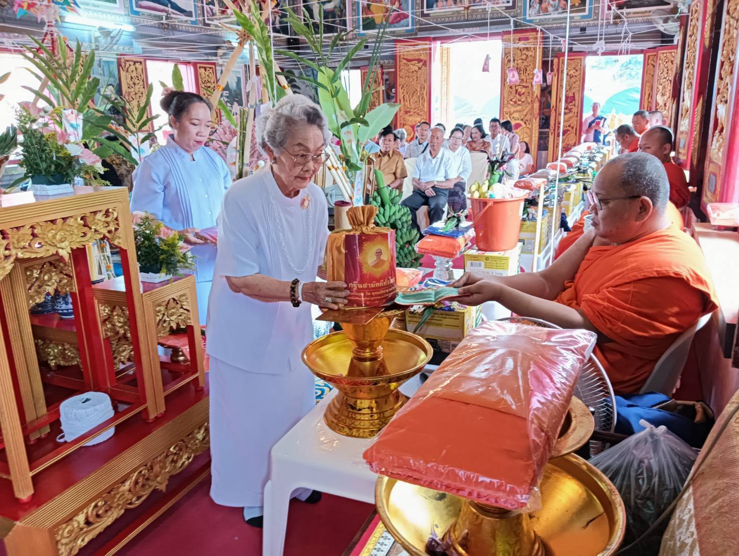 ภาพการถวายปัจจัยวัดนาป้อเหนือ