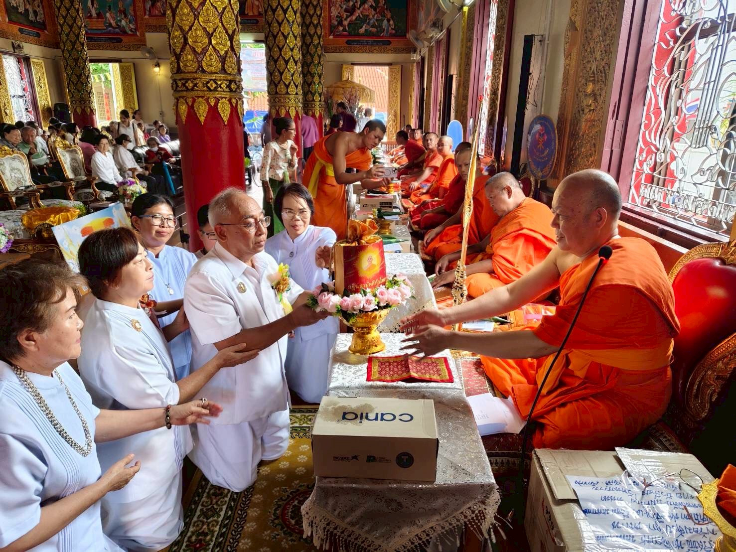 ภาพการถวายปัจจัยวัดสวนดอก