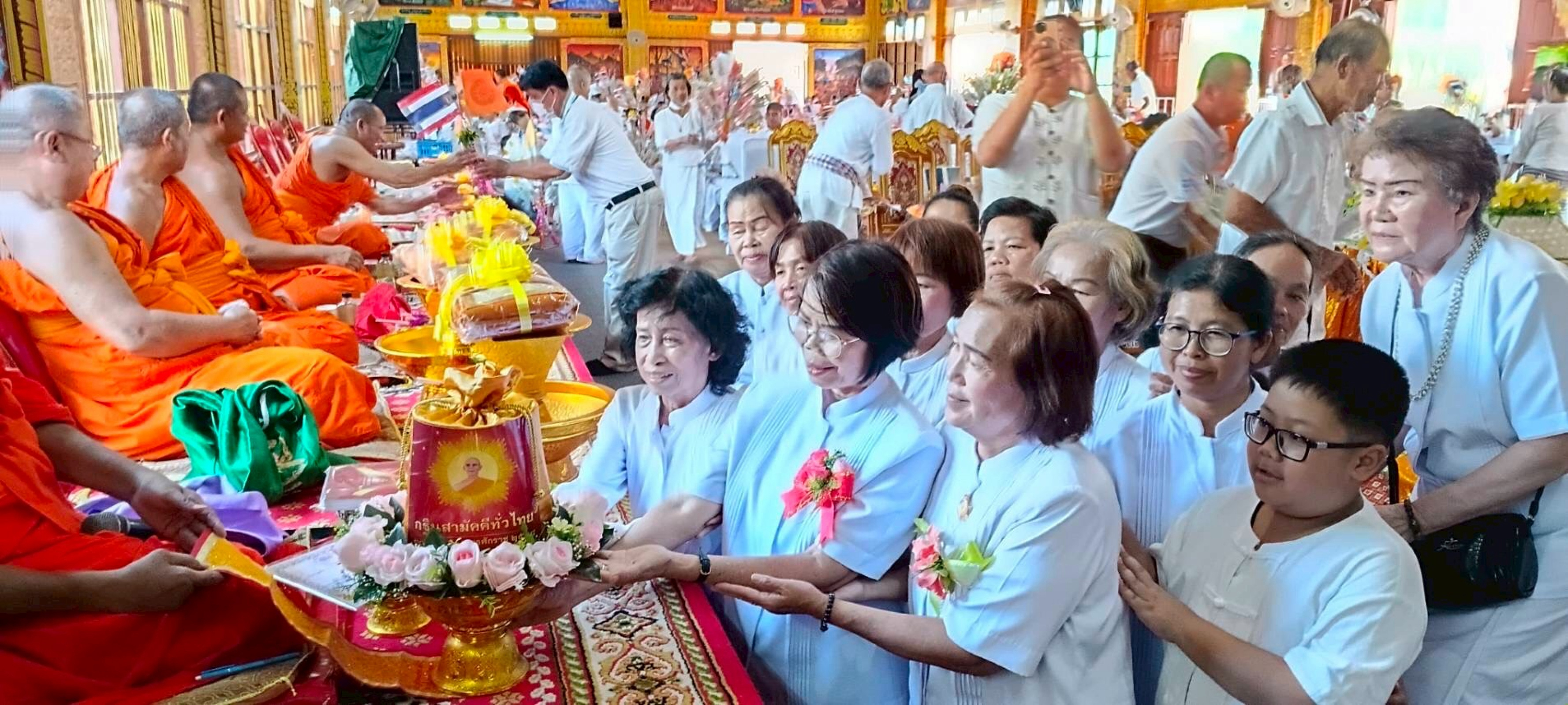 ภาพการถวายปัจจัยวัดบ้านหนอง