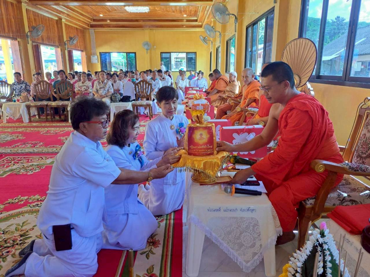 ภาพการถวายปัจจัยวัดหัวทุ่ง