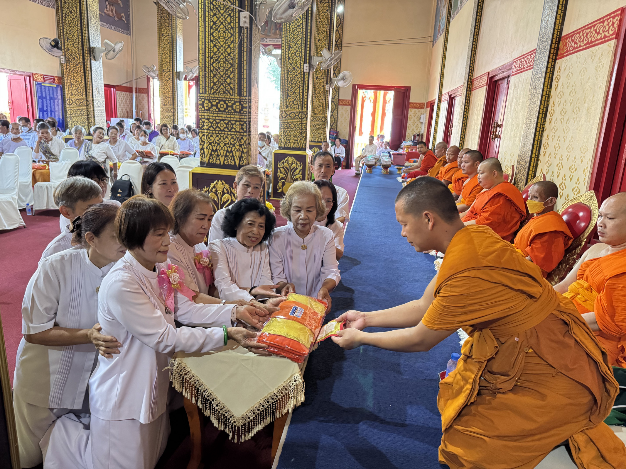 ภาพร่วมพิธีกรรมวัดบ้านหลุก