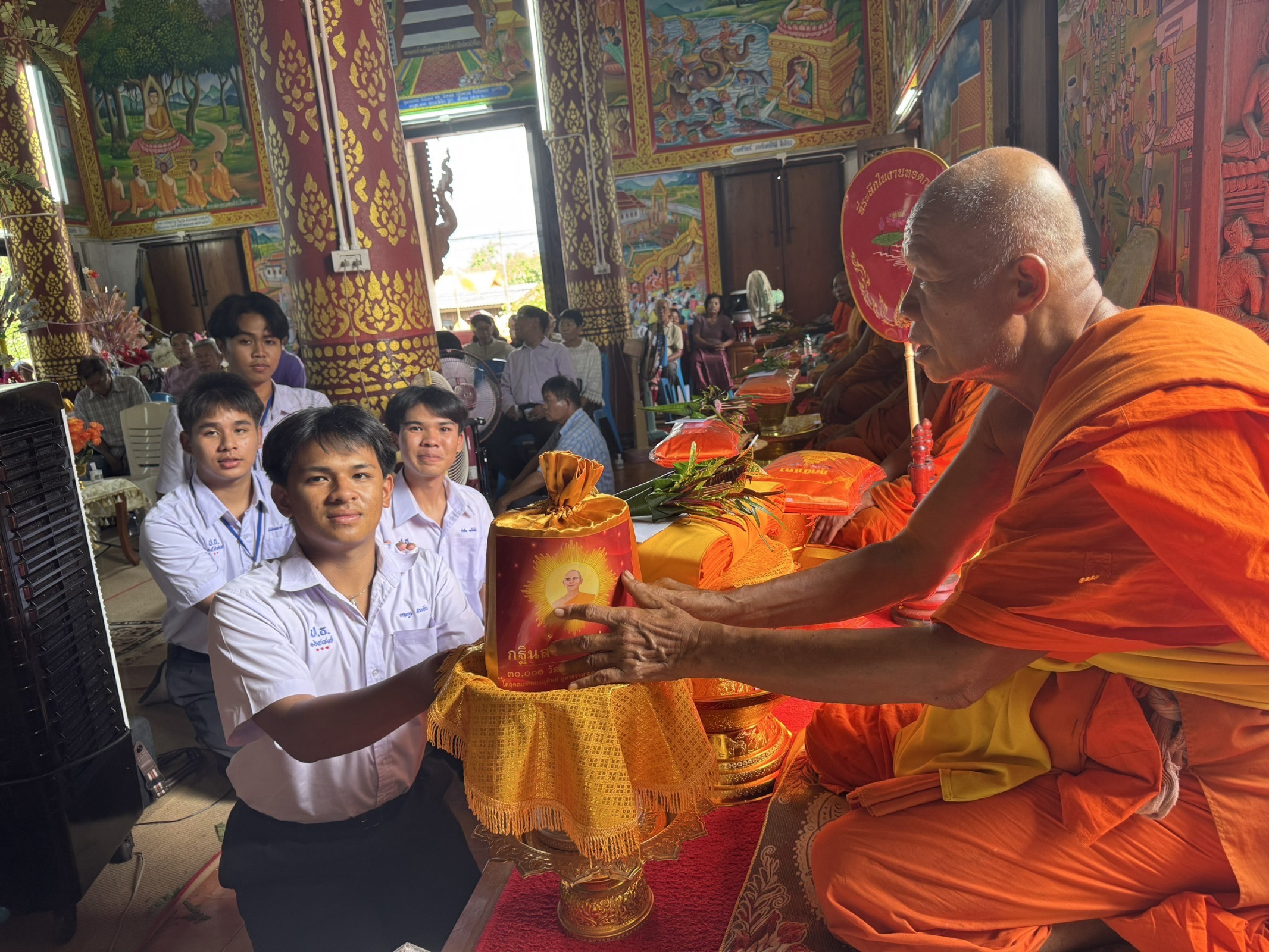 ภาพการถวายปัจจัยวัดปงคก