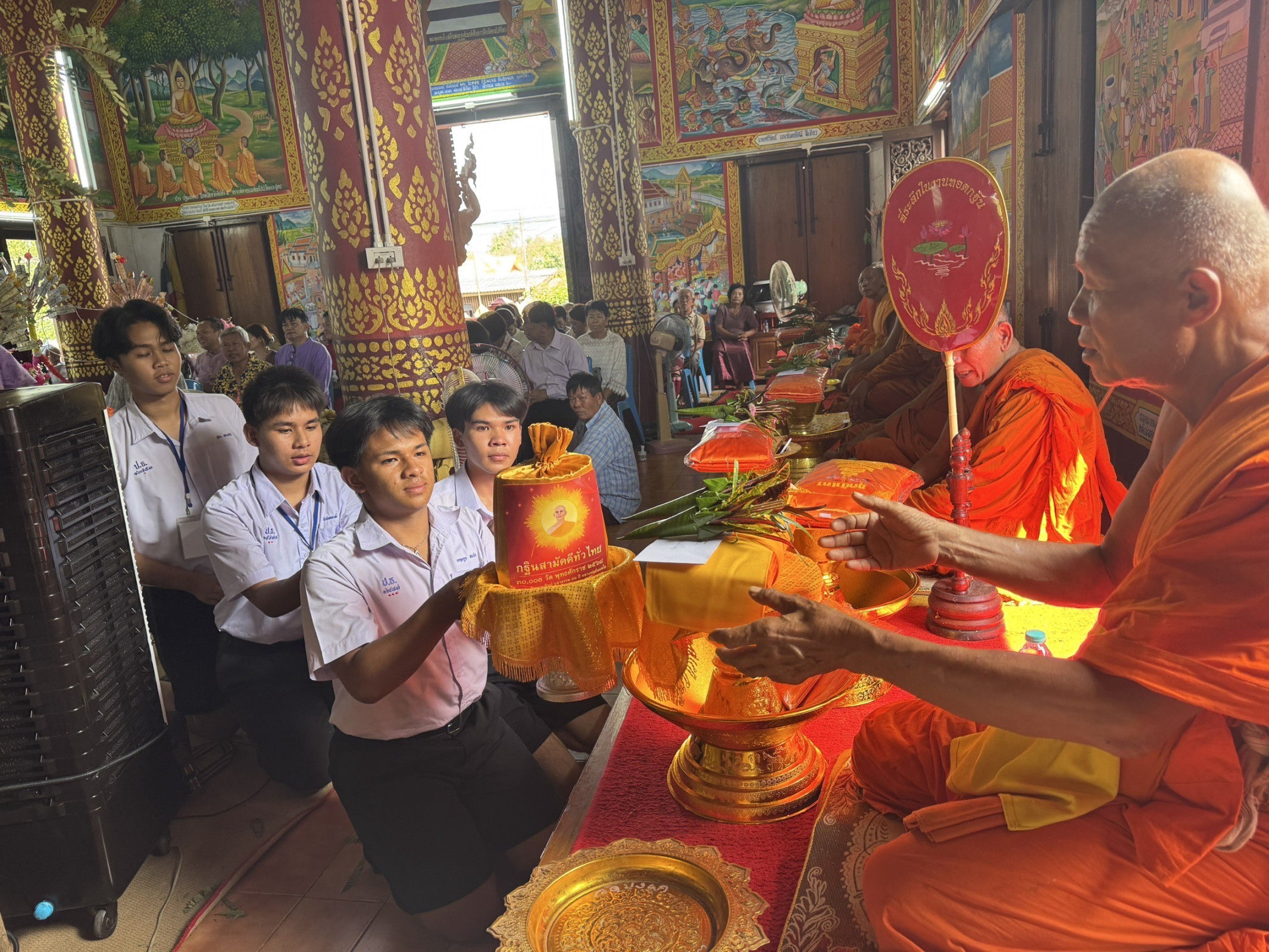 ภาพหมู่ถือพานถวายปัจจัยวัดปงคก