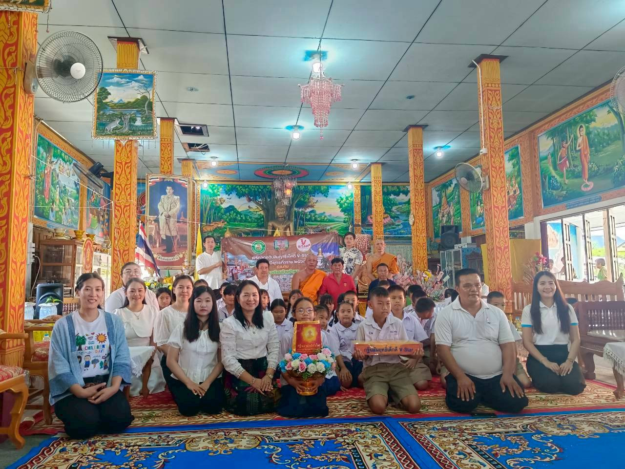 ภาพหมู่ถือพานถวายปัจจัยวัดป่าพลู