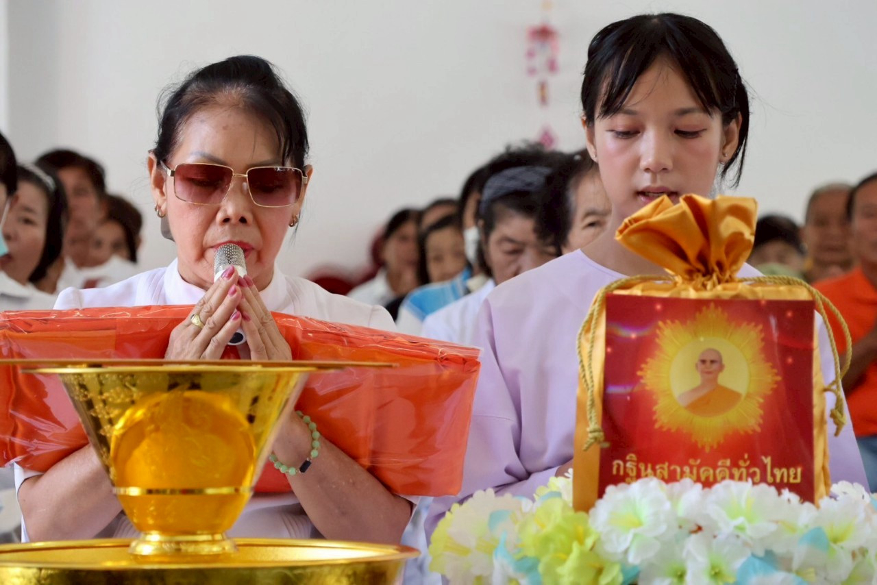 ภาพกล่าวคำถวายกฐินวัดพระธาตุแสงแก้ว