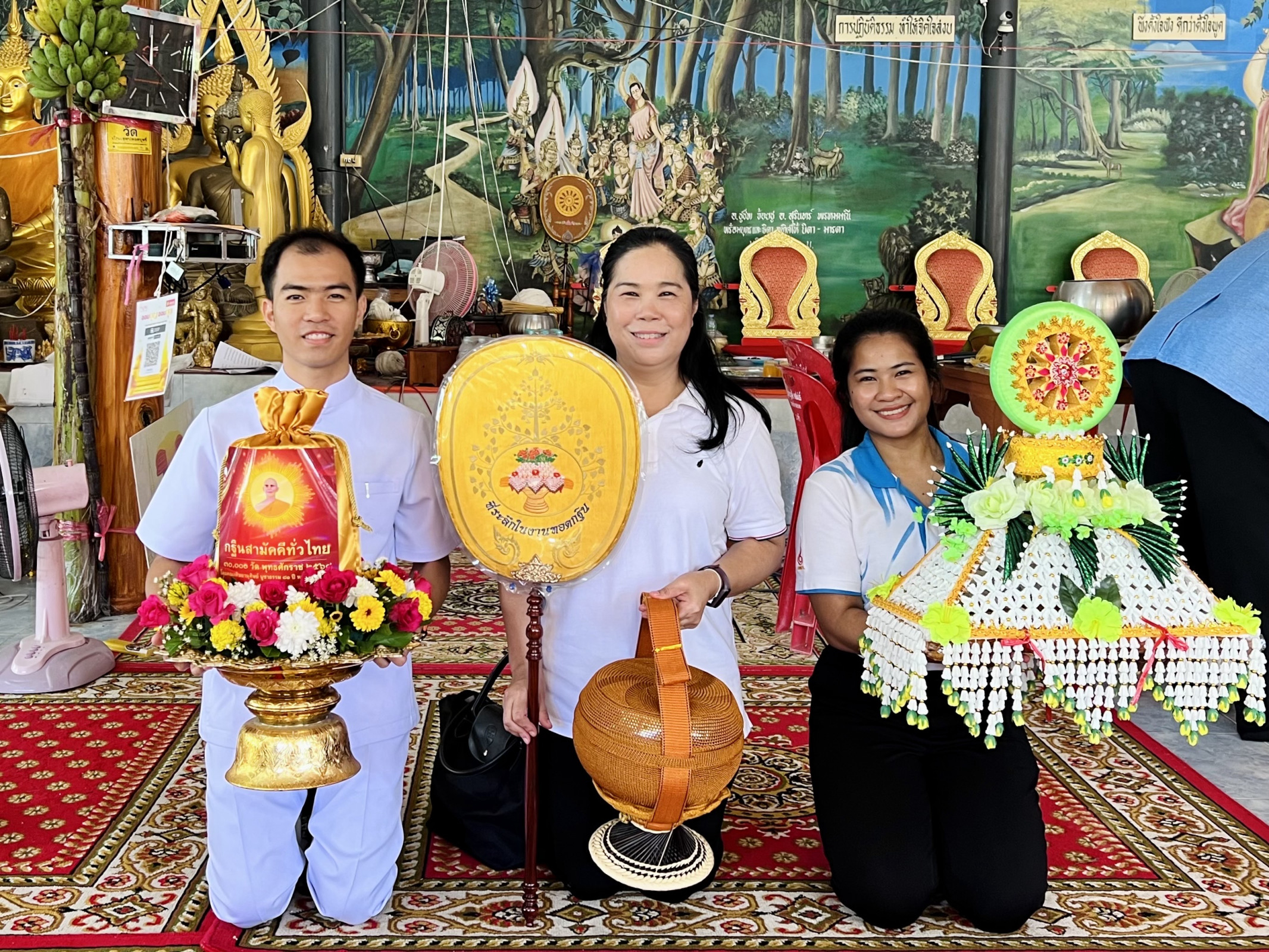 ภาพหมู่ถือพานถวายปัจจัยวัดคลองเตย