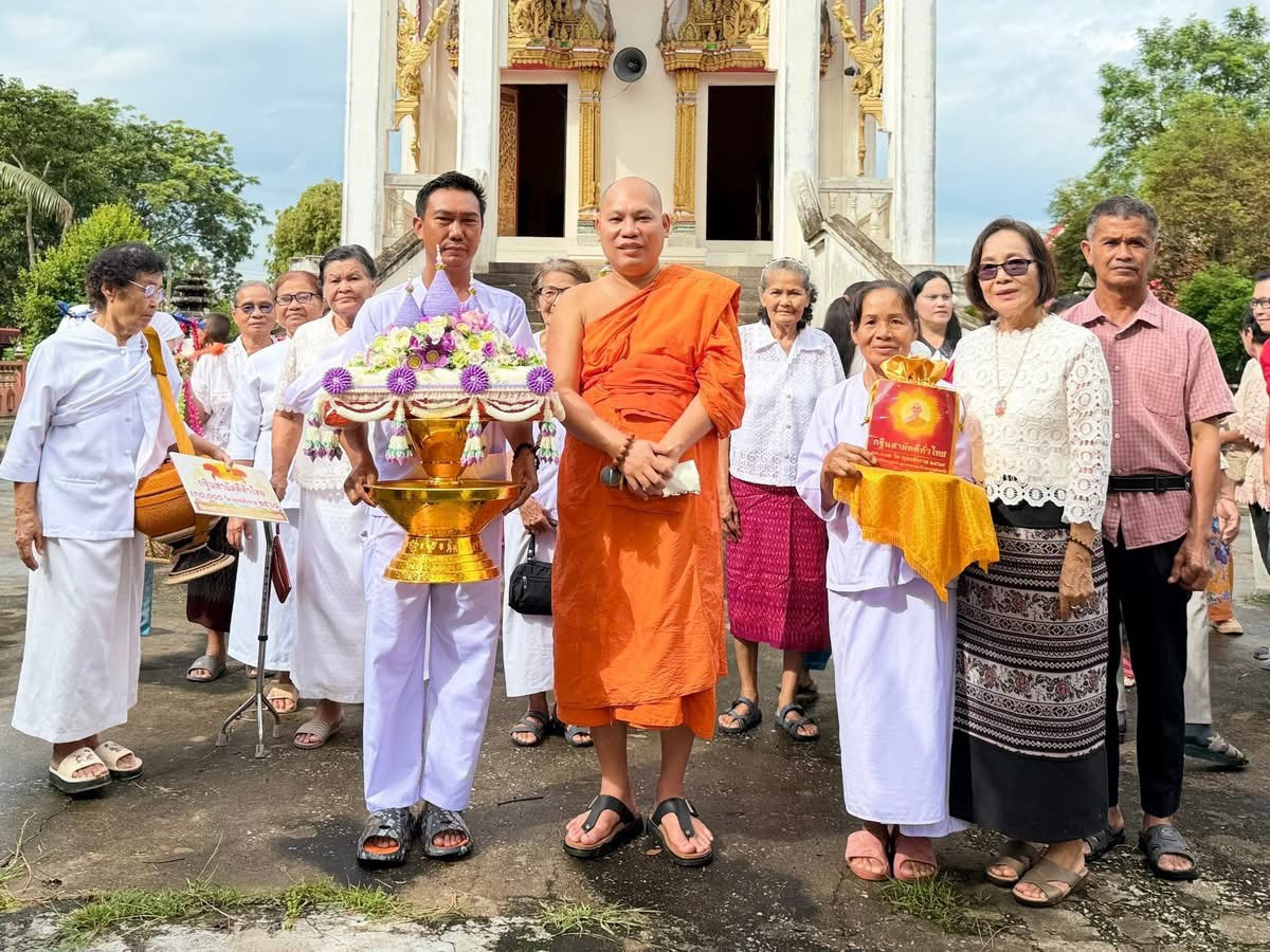 ภาพหมู่ถือพานถวายปัจจัยวัดบุญมั่นศรัทธาราม