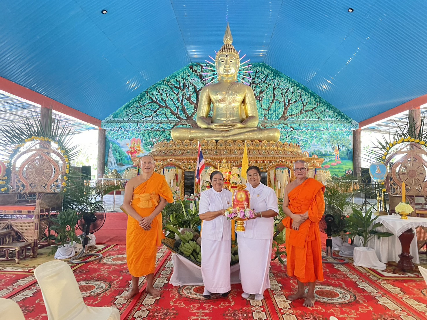 ภาพหมู่ถือพานถวายปัจจัยวัดเกาะรากเสียดนอก