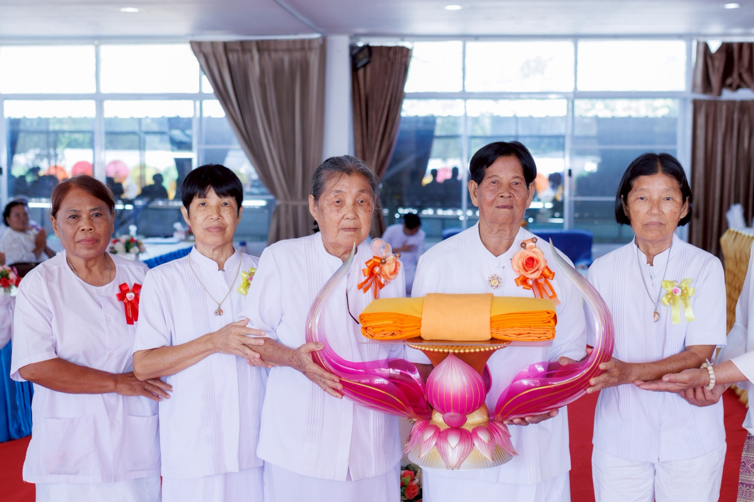 ภาพหมู่ถือพานถวายปัจจัยศูนย์ปฏิบัติธรรมกำแพงเพชรในอุปถัมภ์พระพรหมวชิรปัญญาจารย์