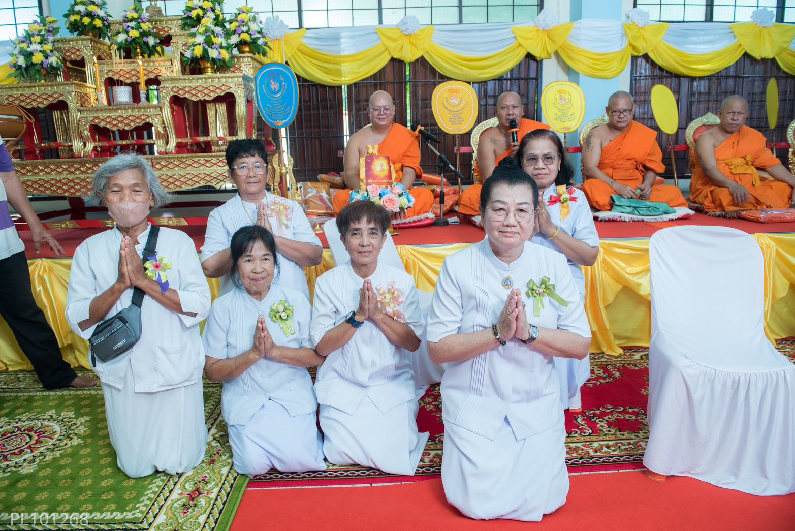 ภาพหมู่ถือพานถวายปัจจัยวัดสิงคาราม