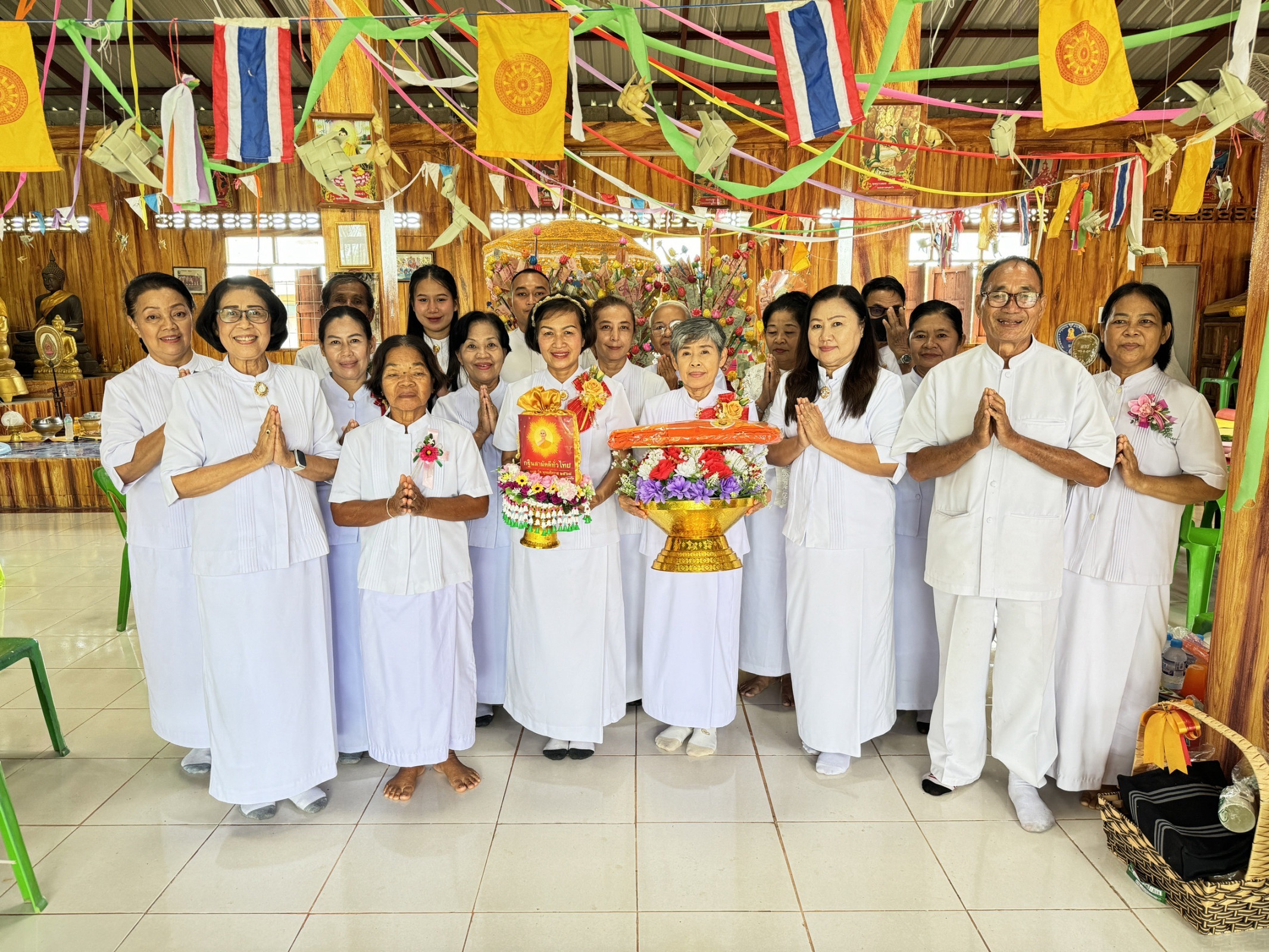 ภาพหมู่ถือพานถวายปัจจัยวัดสระหลวงสามัคคีธรรม