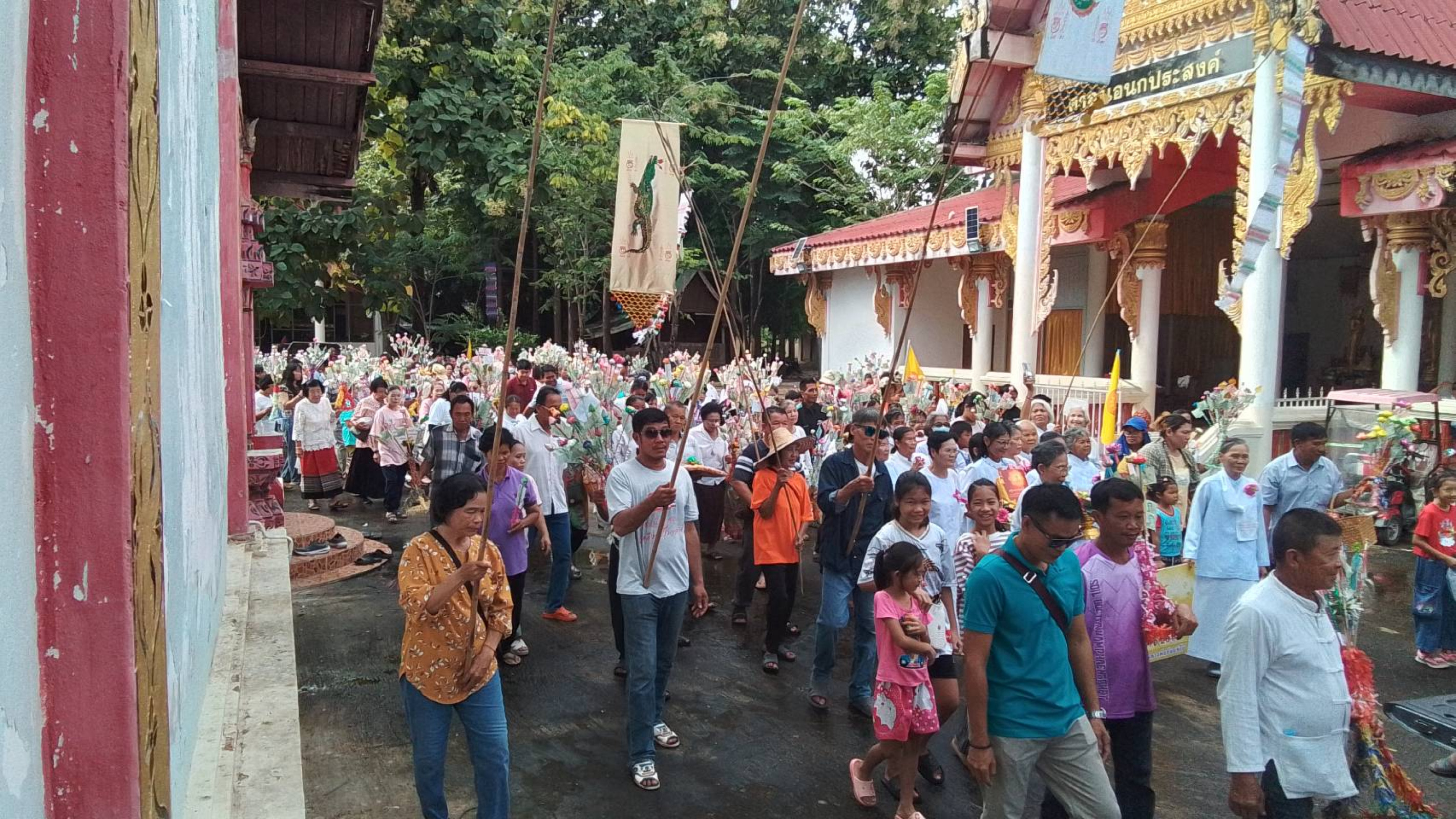 ภาพร่วมพิธีกรรมวัดบ้านแม่นารี