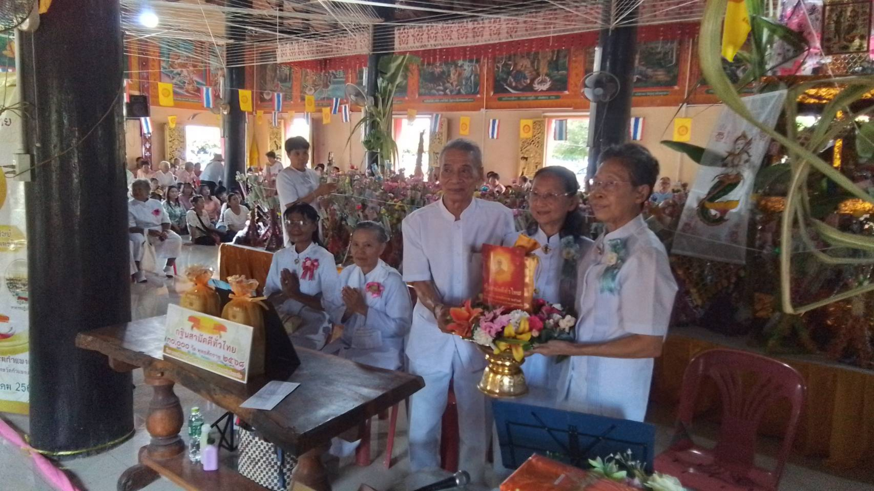 ภาพร่วมพิธีกรรมวัดบ้านแม่นารี