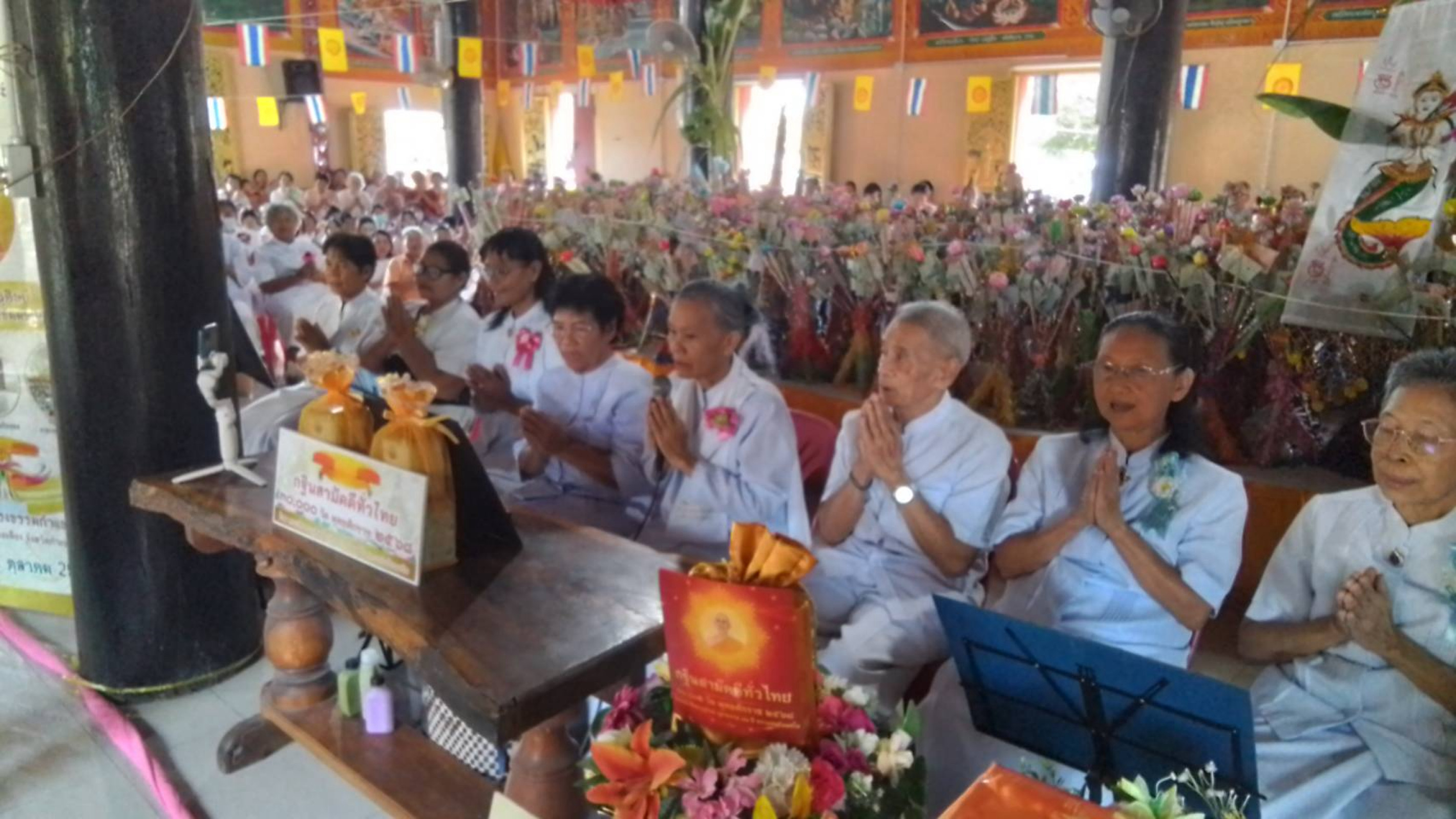 ภาพร่วมพิธีกรรมวัดบ้านแม่นารี