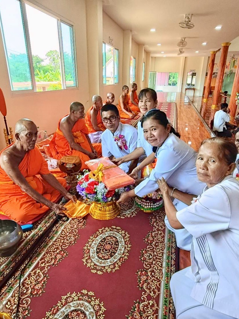 ภาพการถวายปัจจัยวัดหนองชุมแสงธรรม
