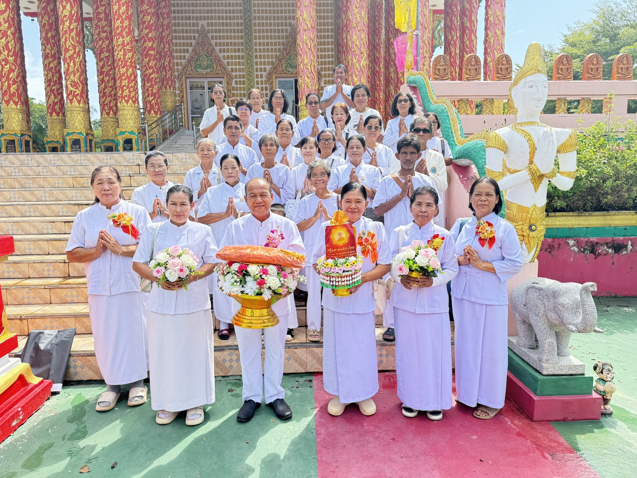 ภาพหมู่ถือพานถวายปัจจัยวัดเจริญสุข