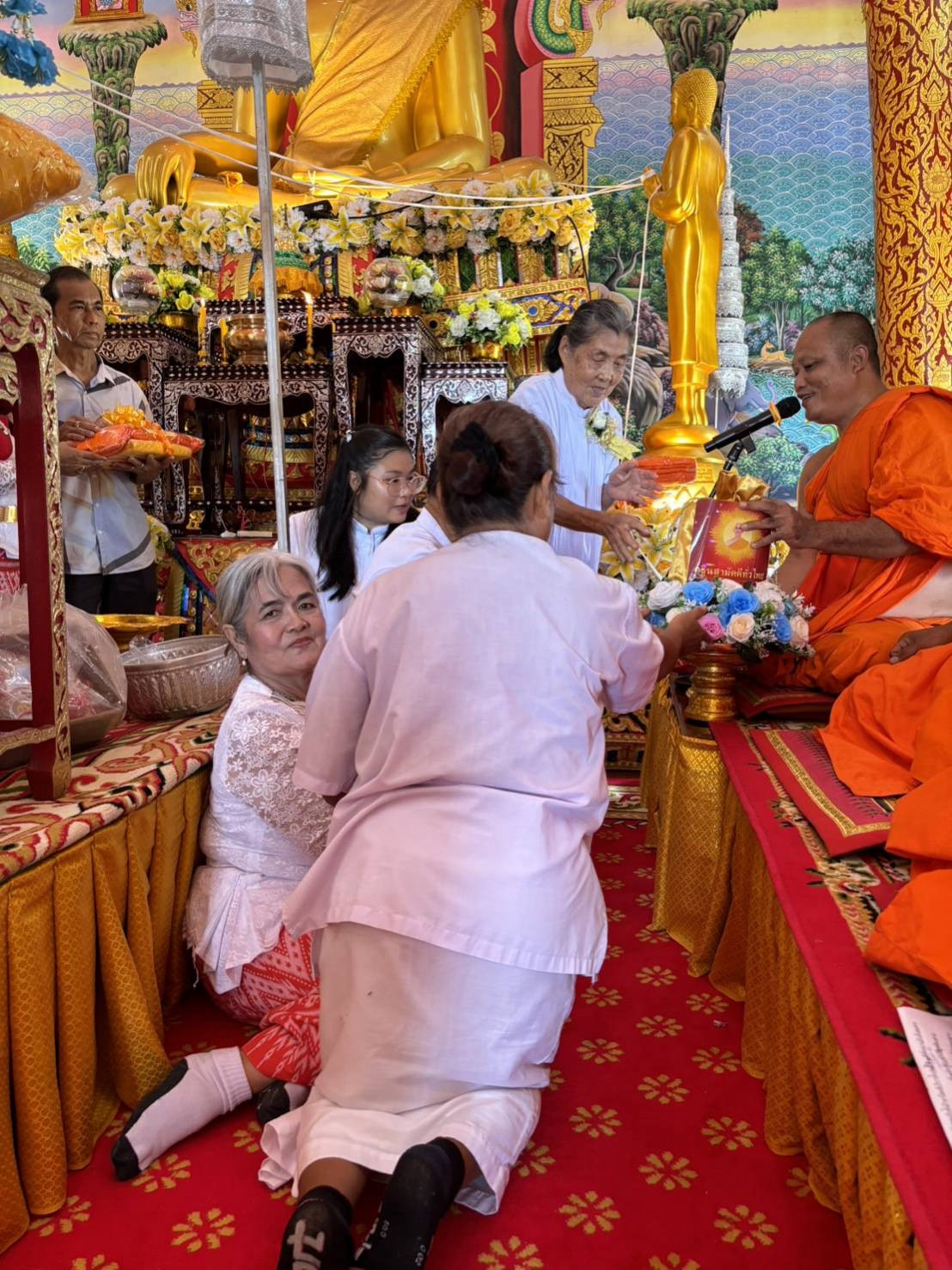 ภาพการถวายปัจจัยวัดคล้ายภู่ทอง