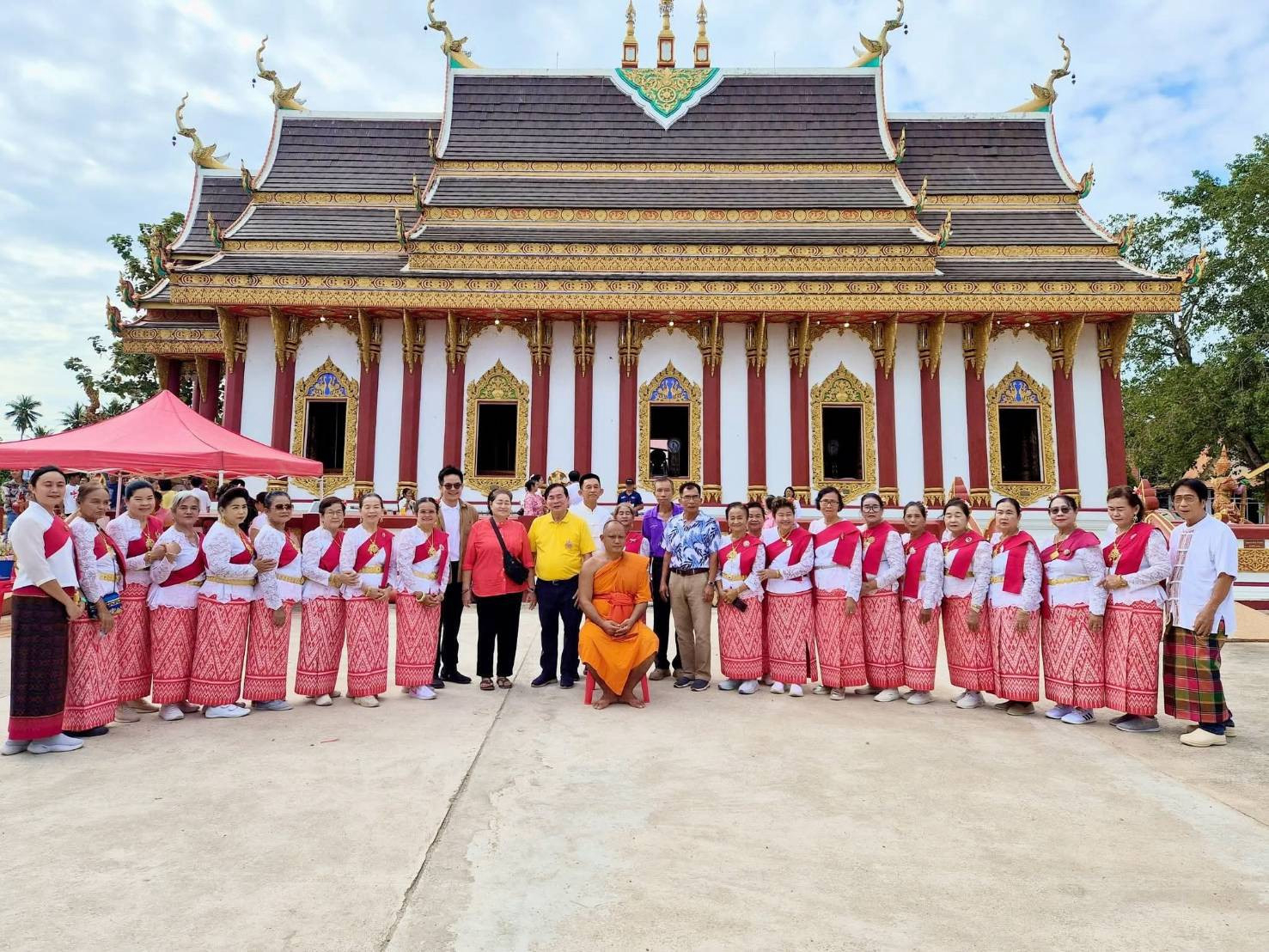 ภาพร่วมพิธีกรรมวัดคล้ายภู่ทอง