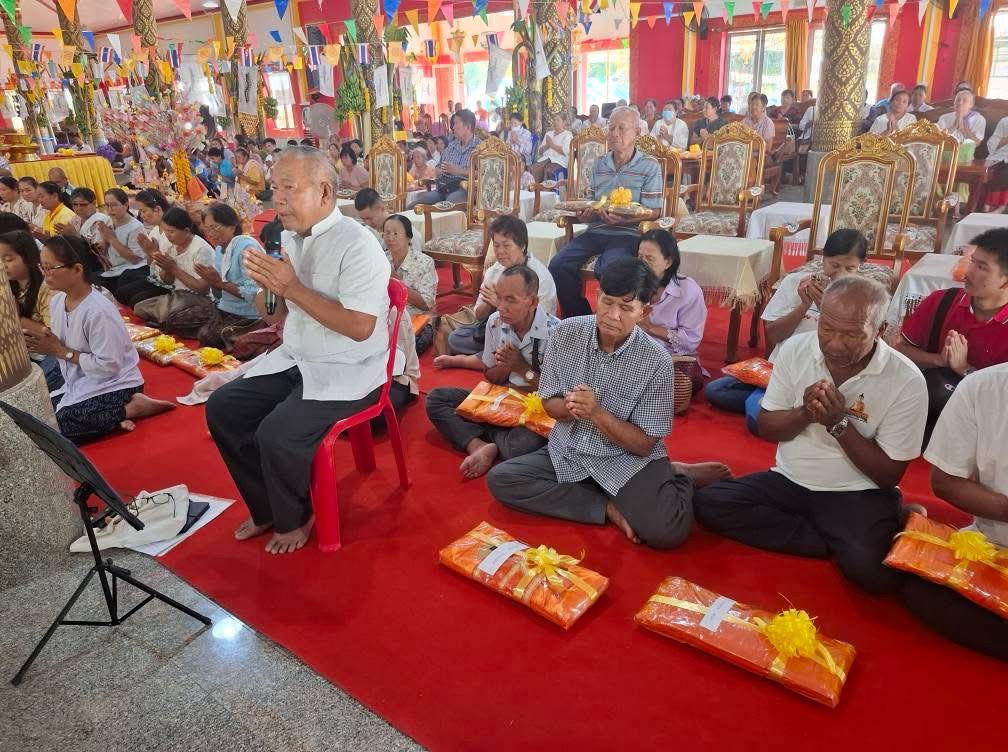 ภาพร่วมพิธีกรรมวัดบ่อแก้ว