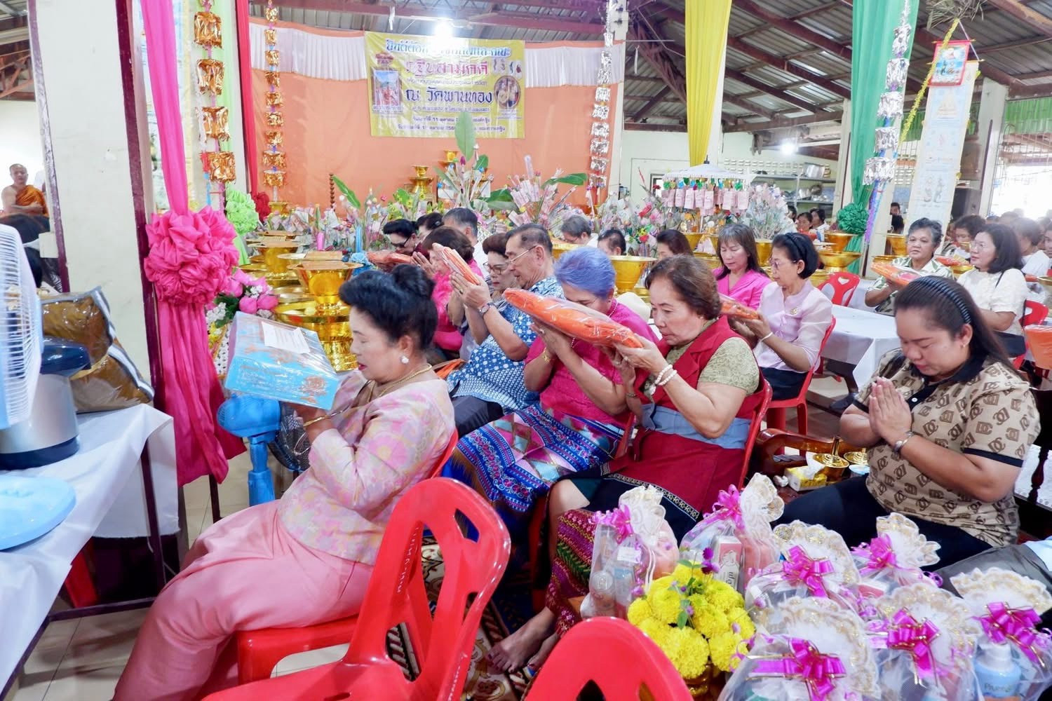 ภาพร่วมขบวนกฐินวัดพานทอง