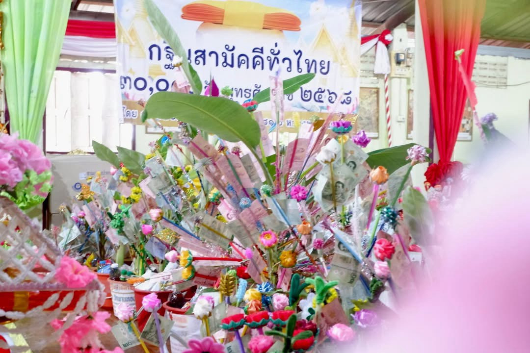 ภาพหมู่ถือพานถวายปัจจัยวัดพานทอง