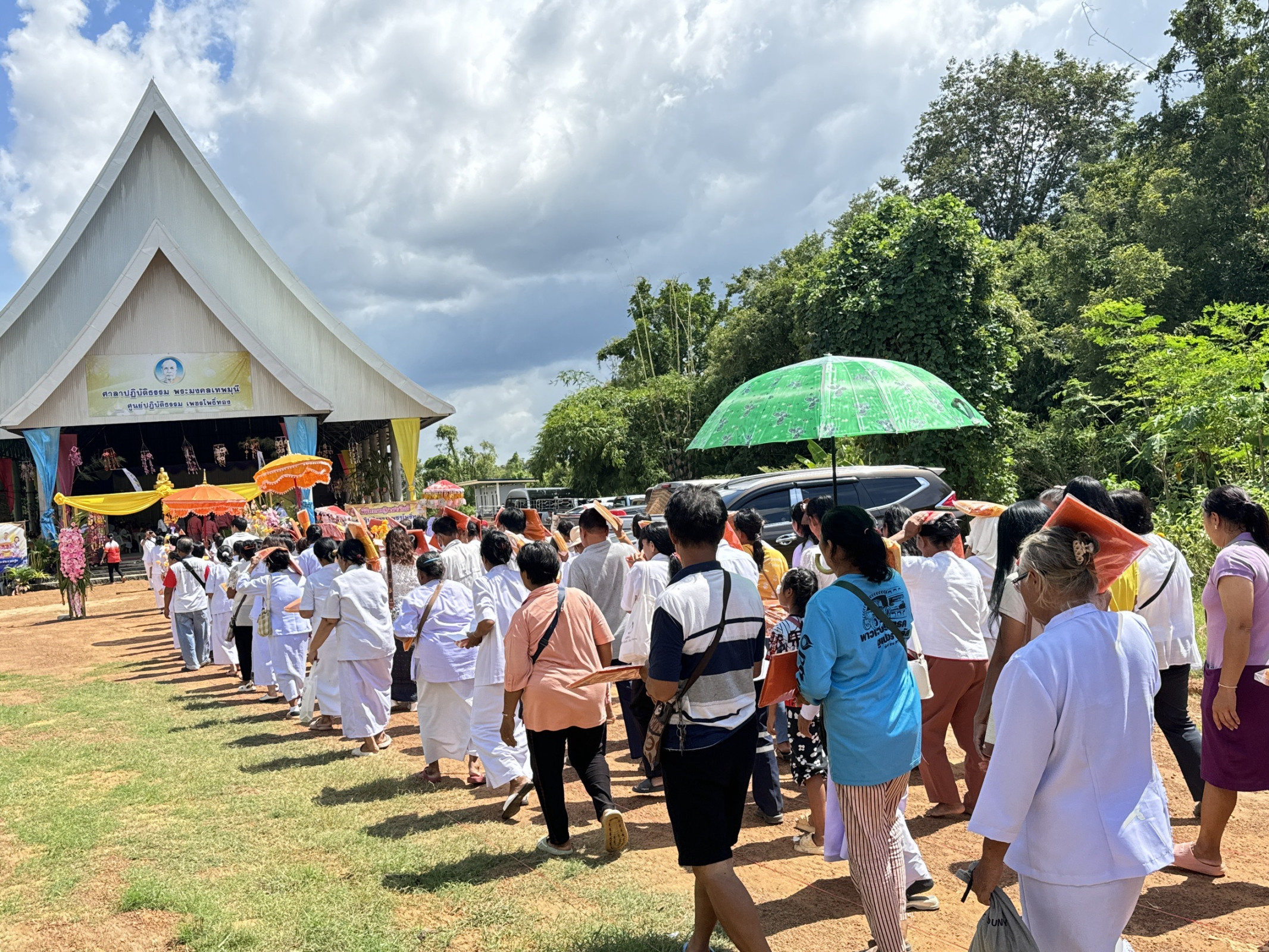 ภาพร่วมพิธีกรรมศูนย์ปฏิบัติธรรมเพชรโพธิ์ทอง
