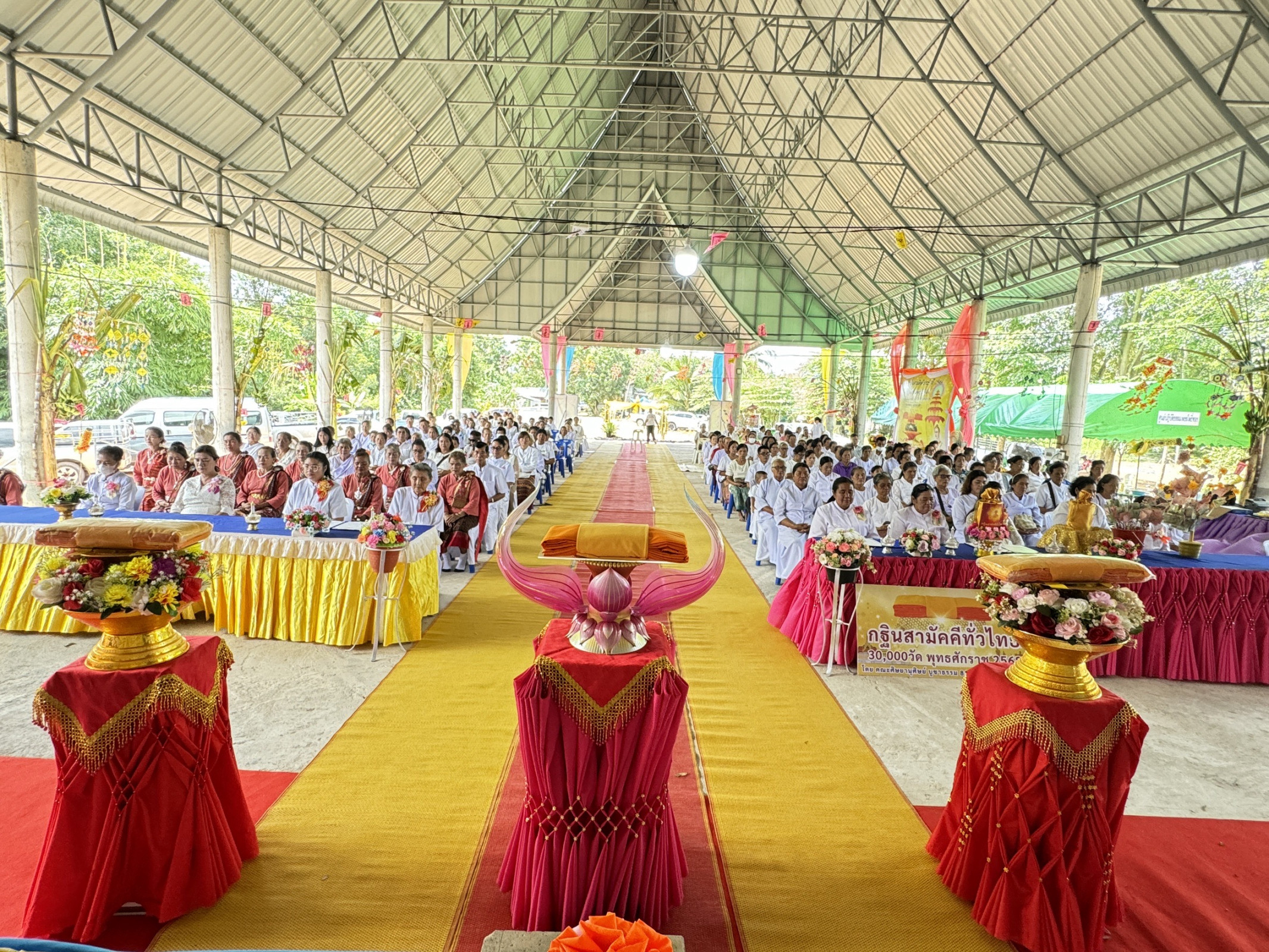 ภาพร่วมพิธีกรรมศูนย์ปฏิบัติธรรมเพชรโพธิ์ทอง
