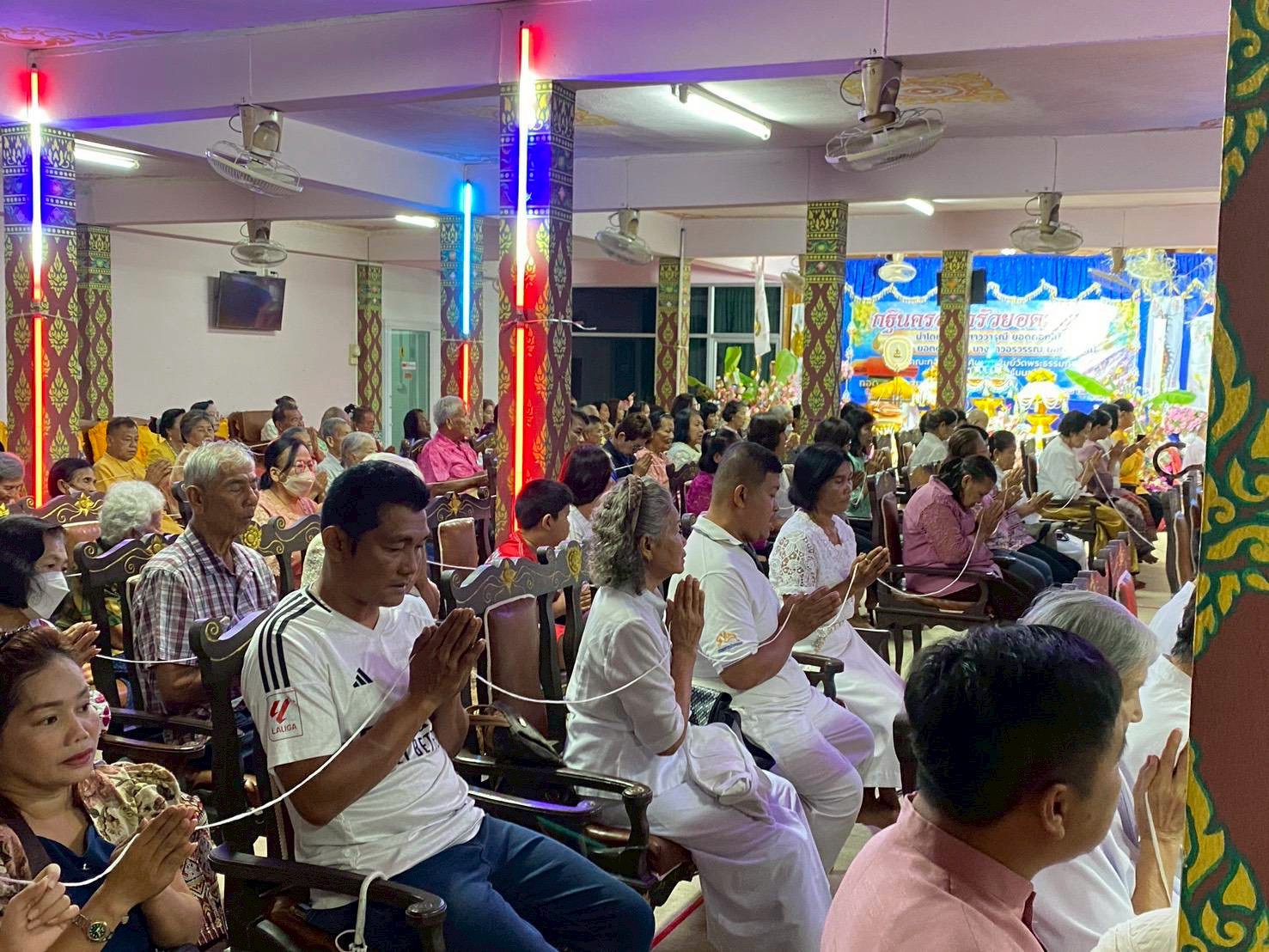 ภาพร่วมพิธีกรรมวัดส้มเกลี้ยง