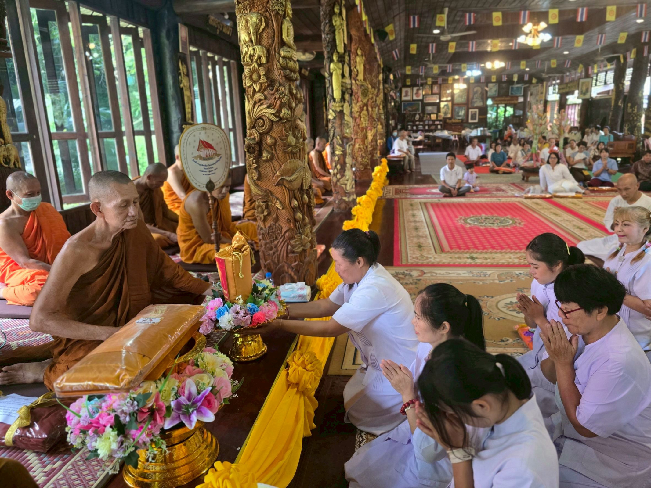 ภาพการถวายปัจจัยวัดอุ้มผาง