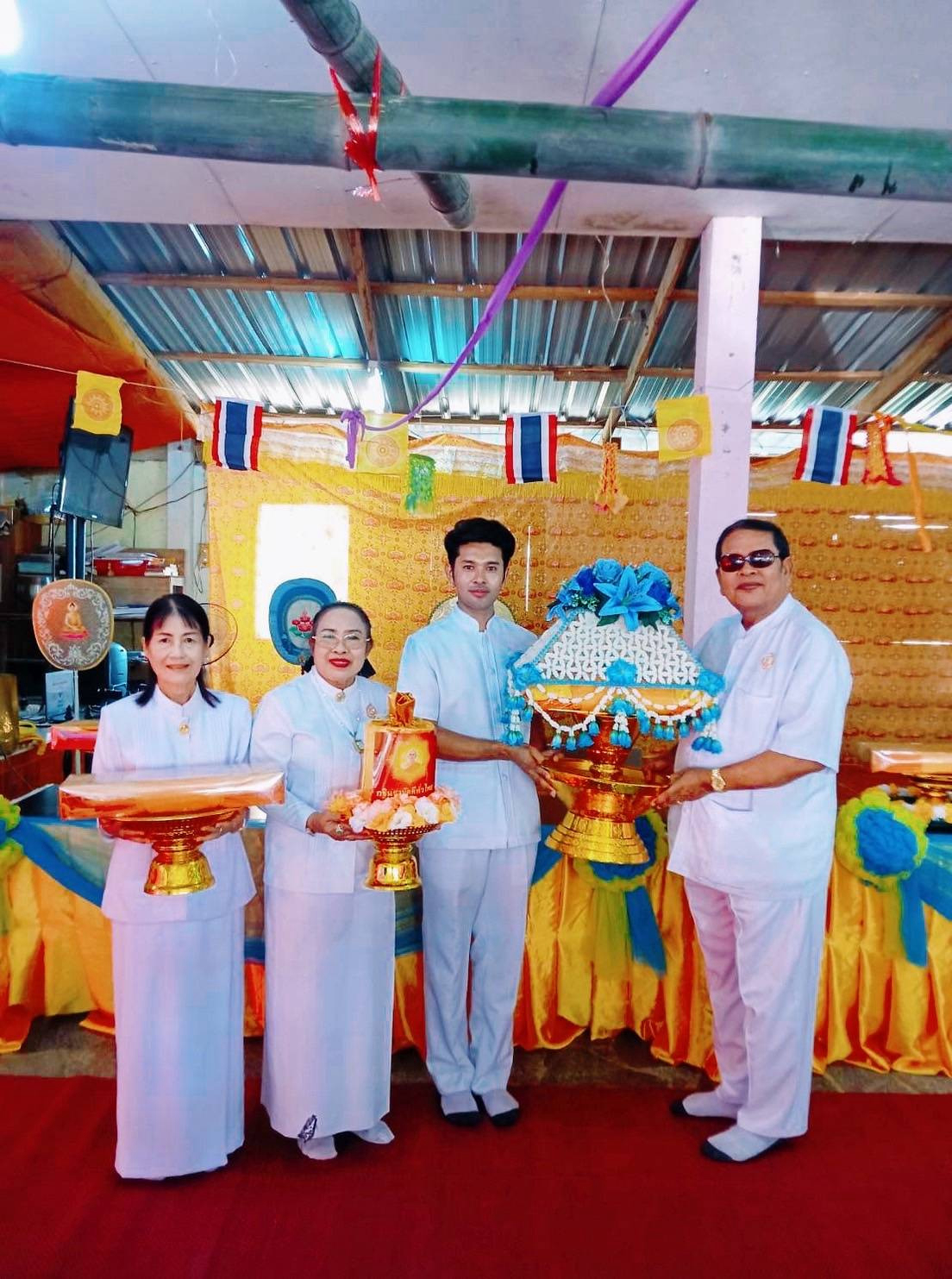 ภาพหมู่ถือพานถวายปัจจัยวัดดอยลับแล