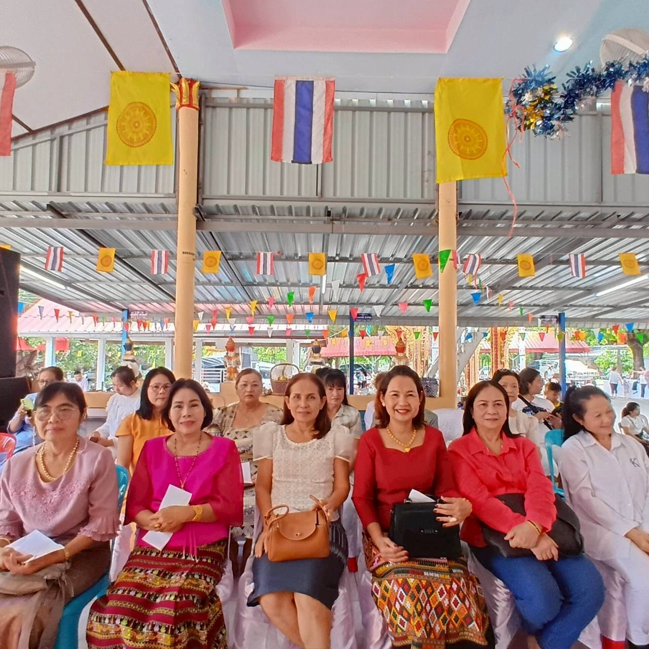 ภาพร่วมพิธีกรรมวัดบ้านล้อง