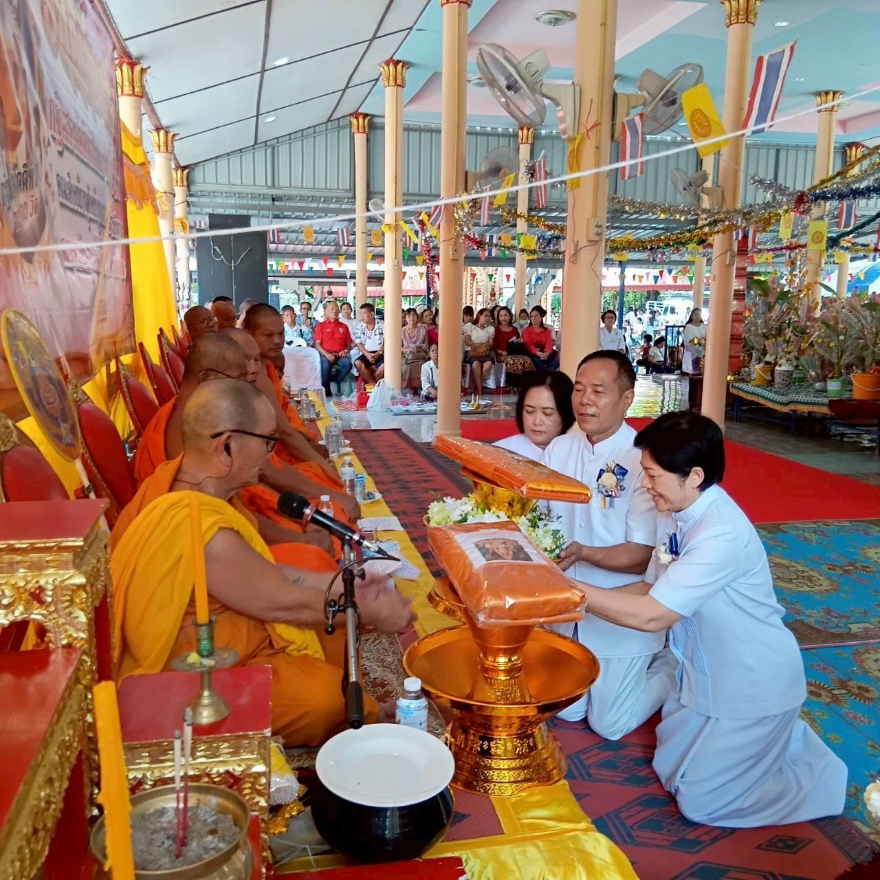 ภาพร่วมพิธีกรรมวัดบ้านล้อง