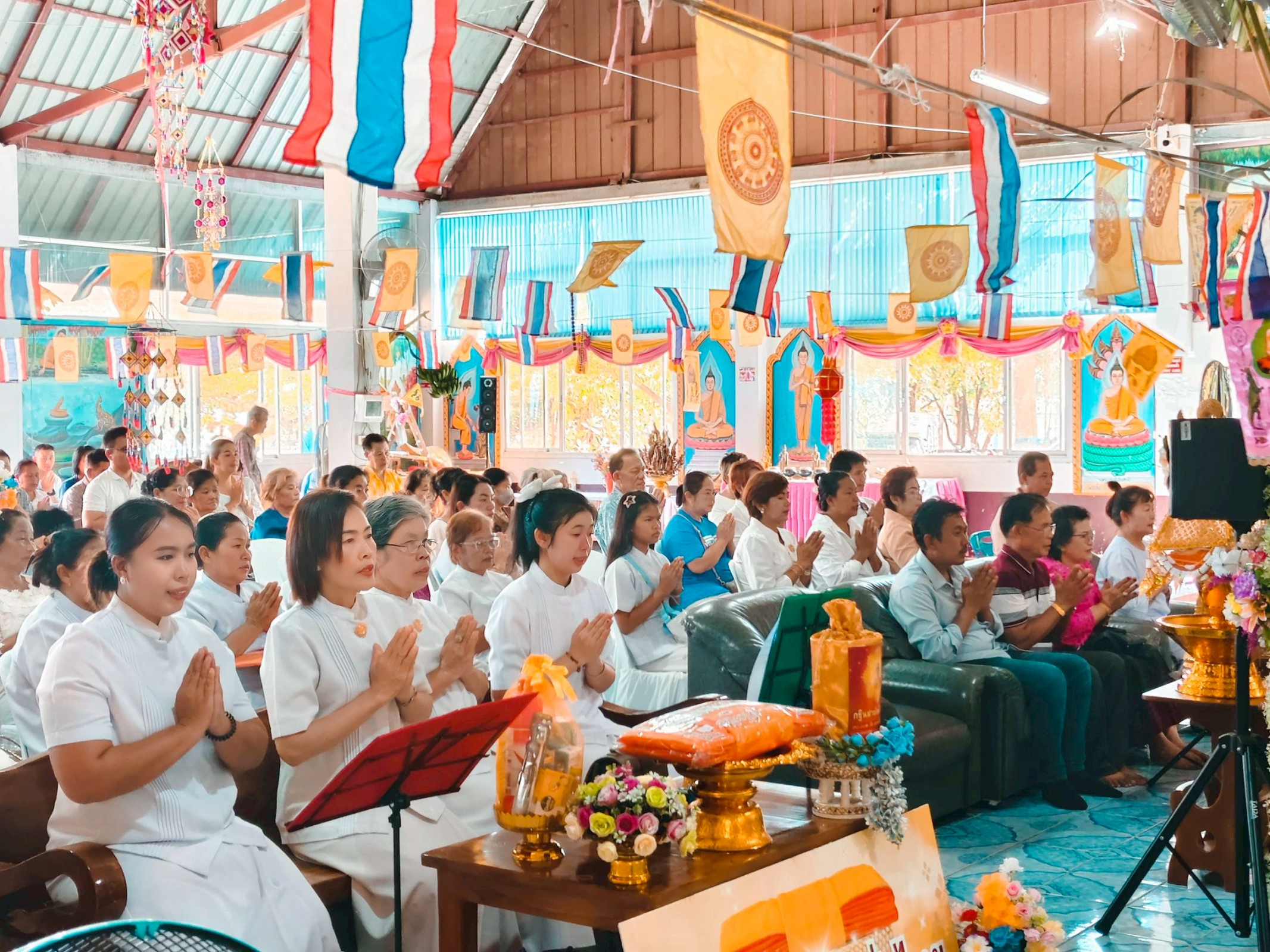 ภาพร่วมพิธีกรรมวัดเชียงทอง