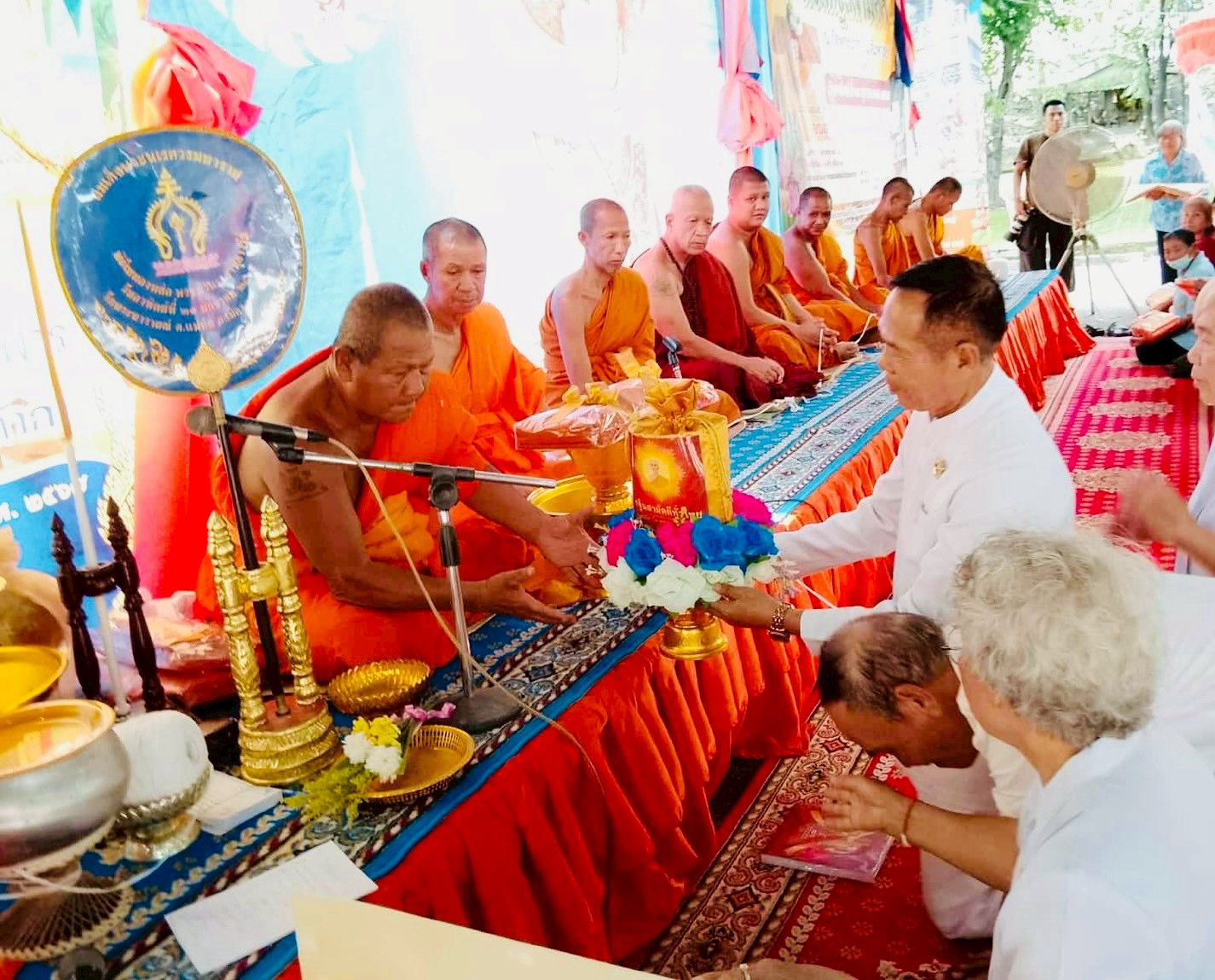 ภาพการถวายปัจจัยวัดหัวหิน (พระนารายณ์)